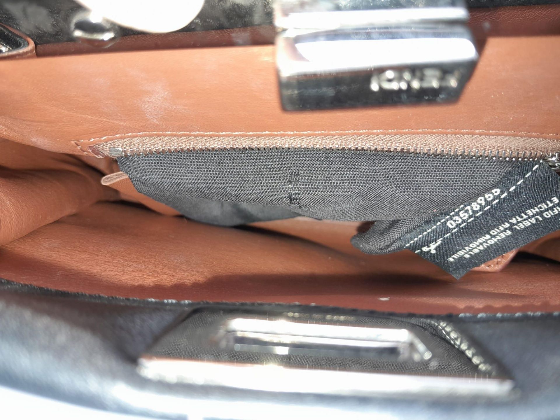 A Fendi Nappa scalloped grommet mini peakaboo satchel bag in black and multicolour. Black leather - Bild 6 aus 8