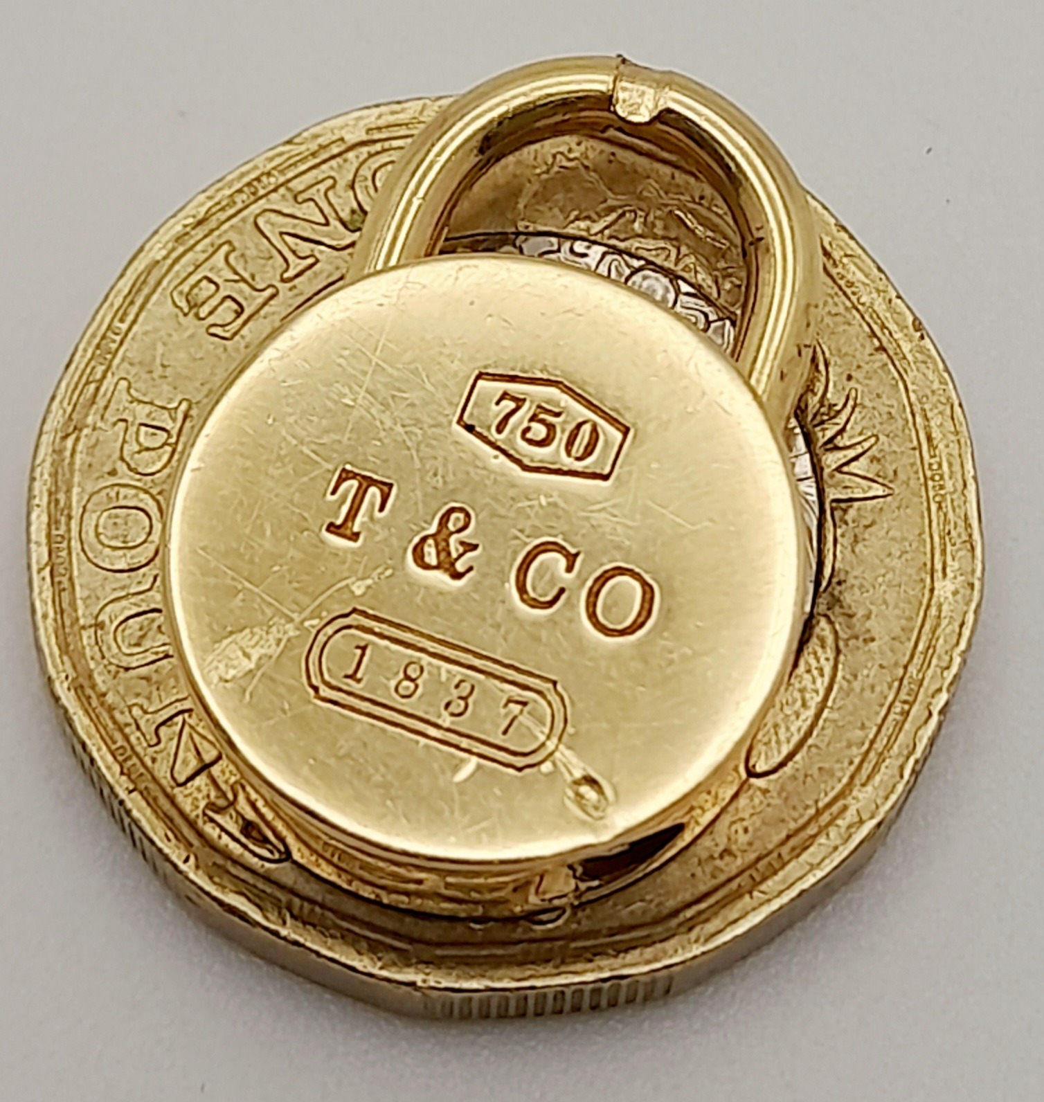 AN 18K YELLOW GOLD TIFFANY & CO FULLY WORKING PADLOCK CHARM. 2cm length, 13.5g total weight. Ref: SC - Image 6 of 6