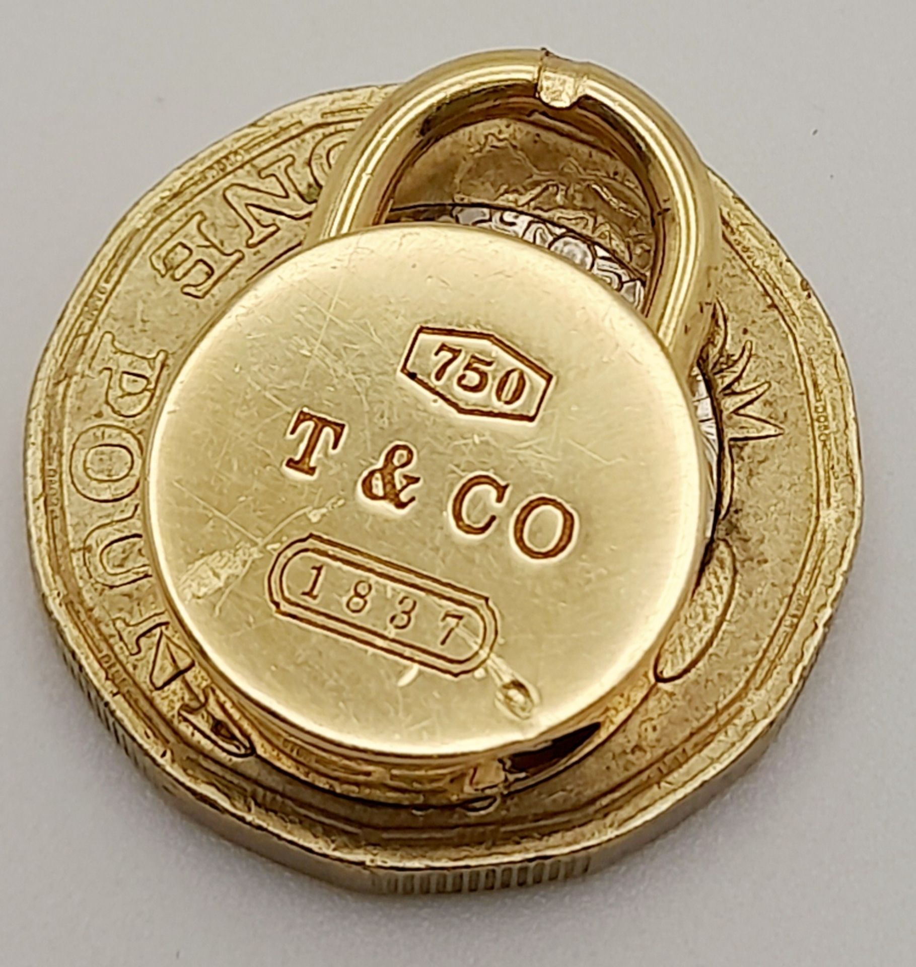 AN 18K YELLOW GOLD TIFFANY & CO FULLY WORKING PADLOCK CHARM. 2cm length, 13.5g total weight. Ref: SC - Bild 6 aus 6