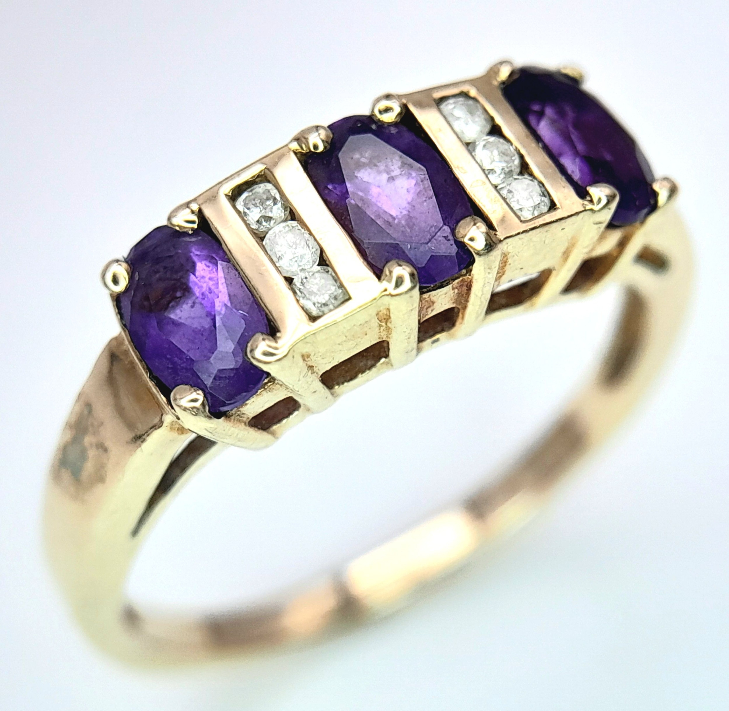 A 9K Yellow Gold Diamond and Amethyst Ring. Size M. 1.9g total weight. - Bild 3 aus 5