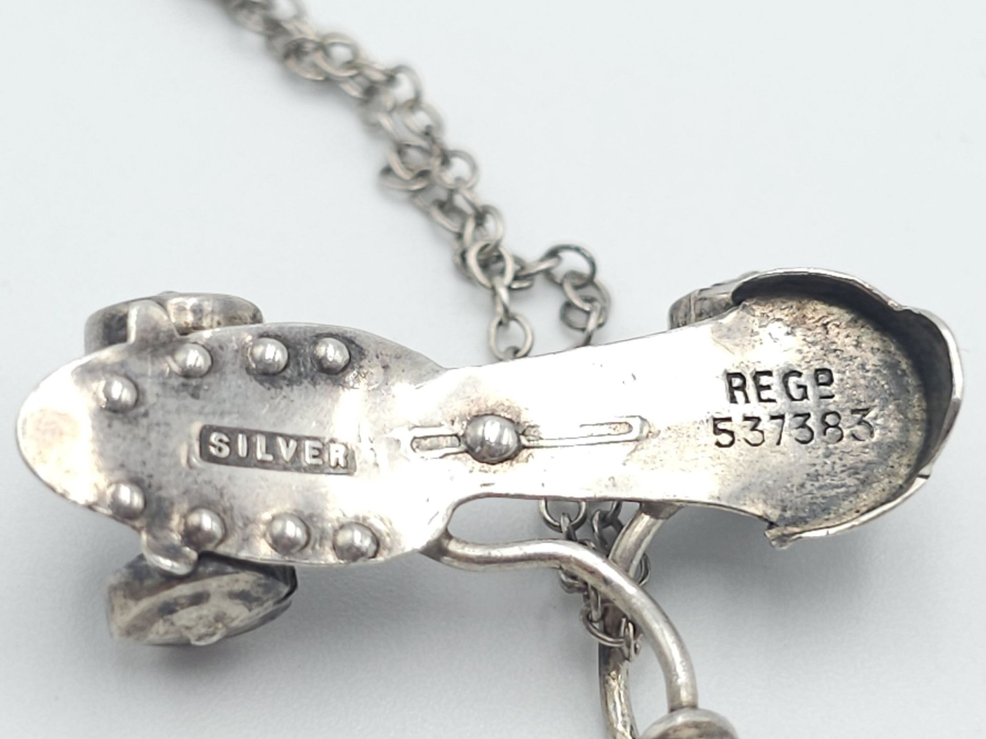 A Vintage Silver Roller Skate Pendant Necklace. 42cm Length. Silver Pendant has a Registered Mark on - Bild 9 aus 9