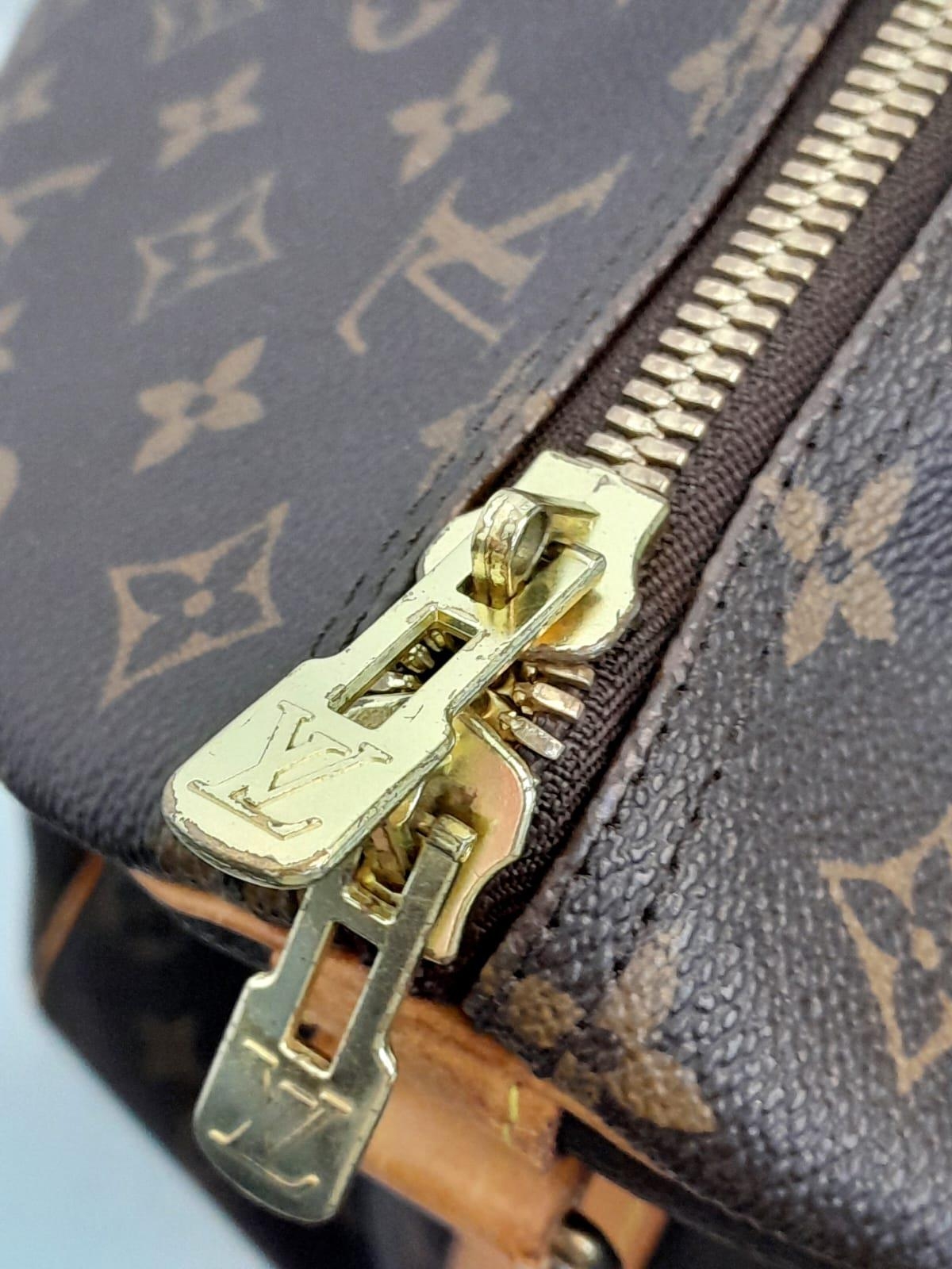 A Large Louis Vuitton Keepall Travel Bag. Monogram LV canvas exterior with cowhide leather handles - Image 5 of 8