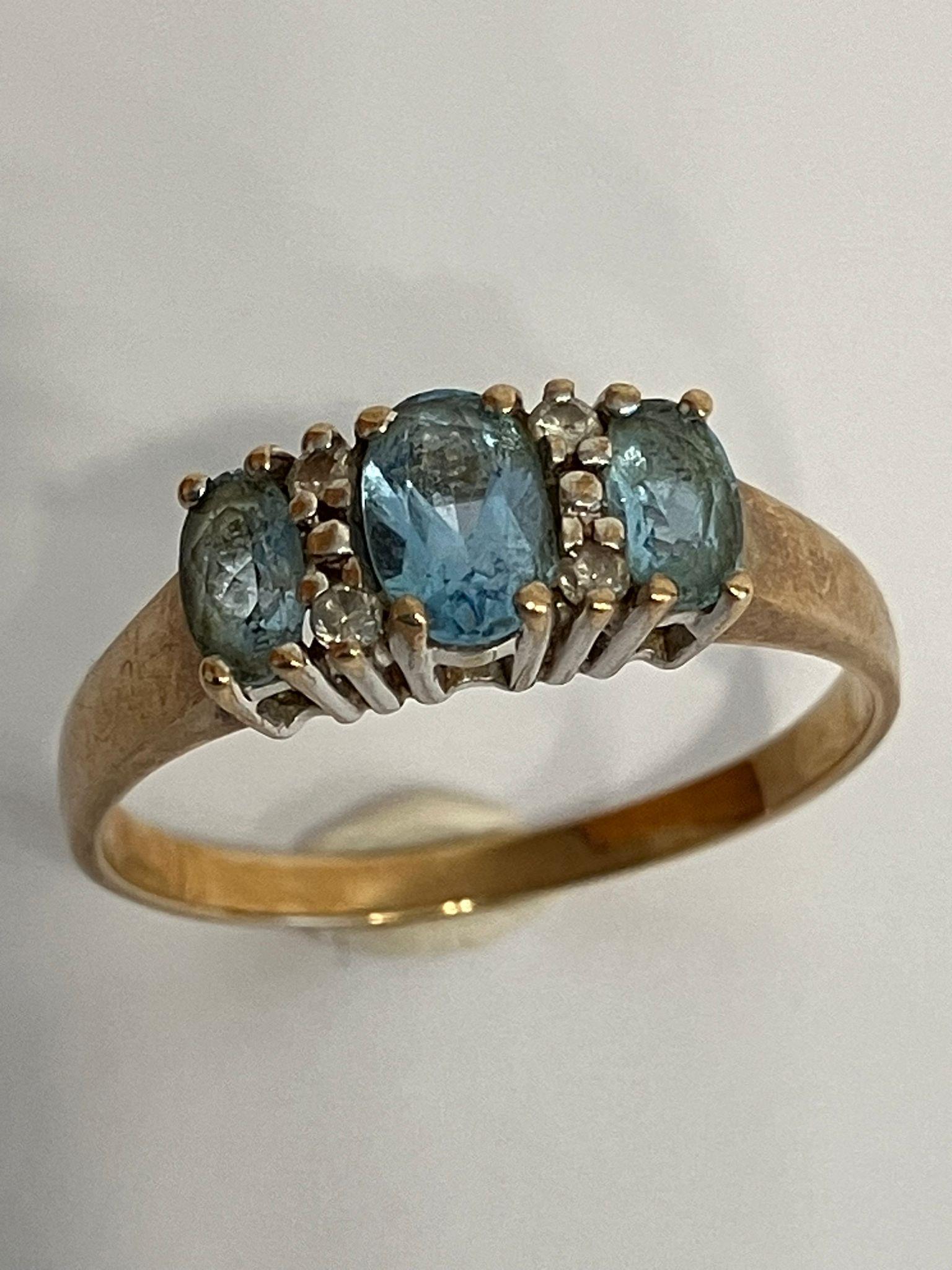 Beautiful 9 carat GOLD, AQUAMARINE and DIAMOND RING. Having 3 x Oval Cut AQUAMARINE set to top