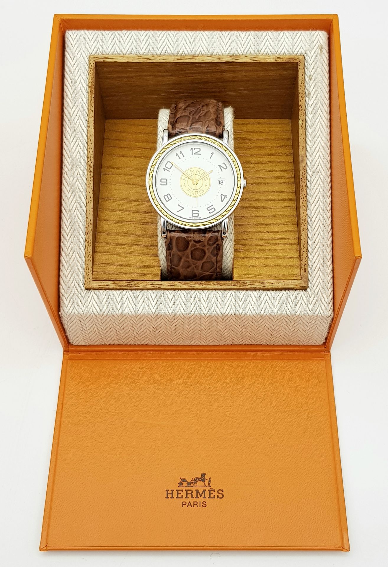 A FABULOUS HERMES OF PARIS GENTS WATCH WITH WHITE DIAL AND CIRCULAR CENTRAL LOGO ON A BROWN - Image 3 of 8