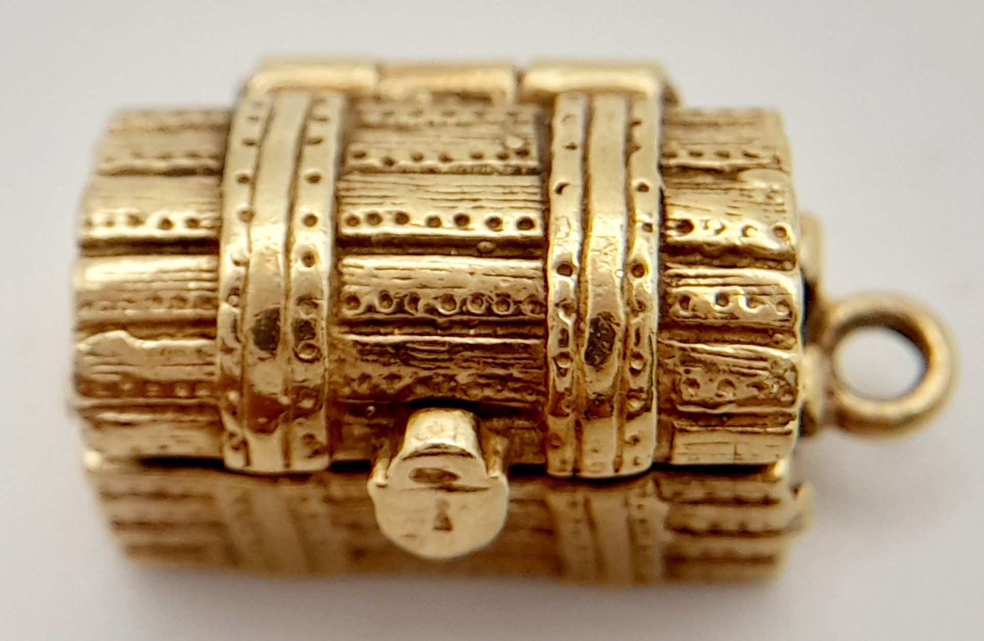 A 9K YELLOW GOLD TREASURE CHEST CHARM, WHICH OPENS TO REVEAL THE TREASURE INSIDE. 2cm length, 6.5g - Image 2 of 5