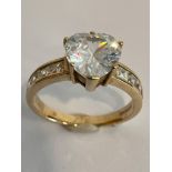 Fabulous 9 carat GOLD RING a with light-catching Zirconia Gemstone SOLITAIRE mounted to top. Full UK