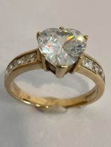 Fabulous 9 carat GOLD RING a with light-catching Zirconia Gemstone SOLITAIRE mounted to top. Full UK