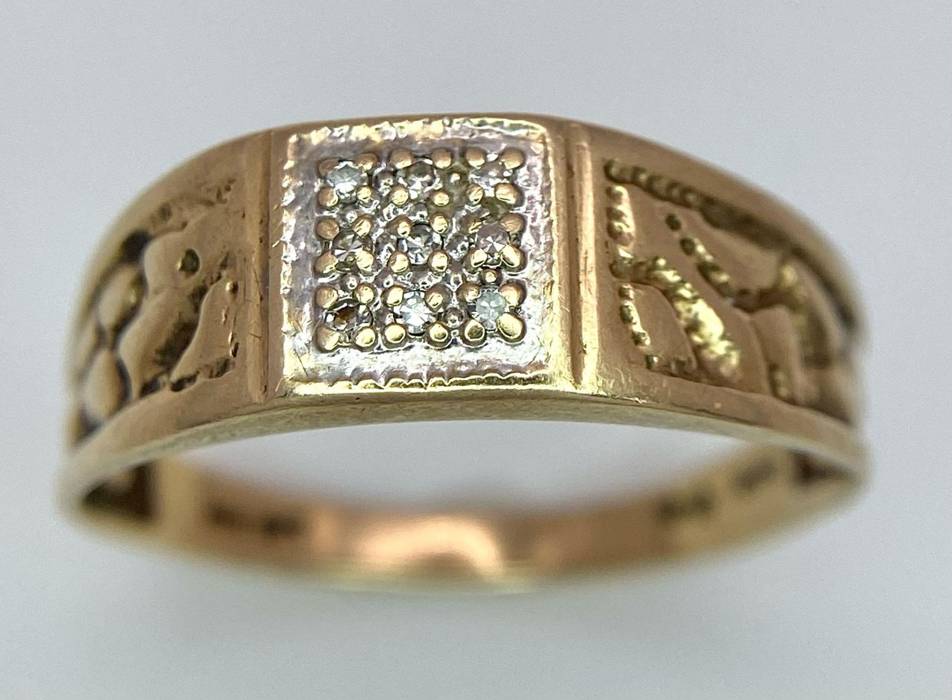 A VINTAGE GENTS 9K YELLOW GOLD DIAMOND BAND RING WITH PATTERNED SHOULDERS - 0.01CT DIAMOND - 2G - Image 3 of 6