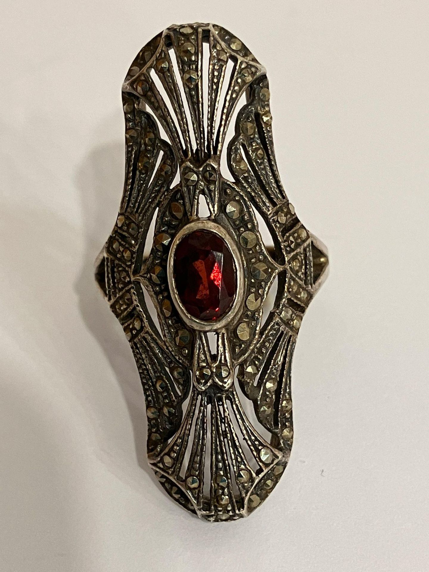 Fabulous vintage SILVER MARCASITE RING in ART DECO STYLE with beautiful Oval Cut GARNET to centre. - Bild 5 aus 5