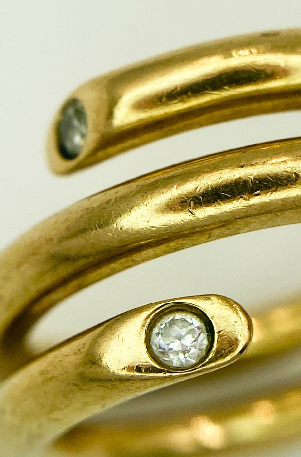 A 9K YELLOW GOLD, SERPENT STYLE DIAMOND BAND RING. 10G. SIZE T. - Bild 5 aus 6