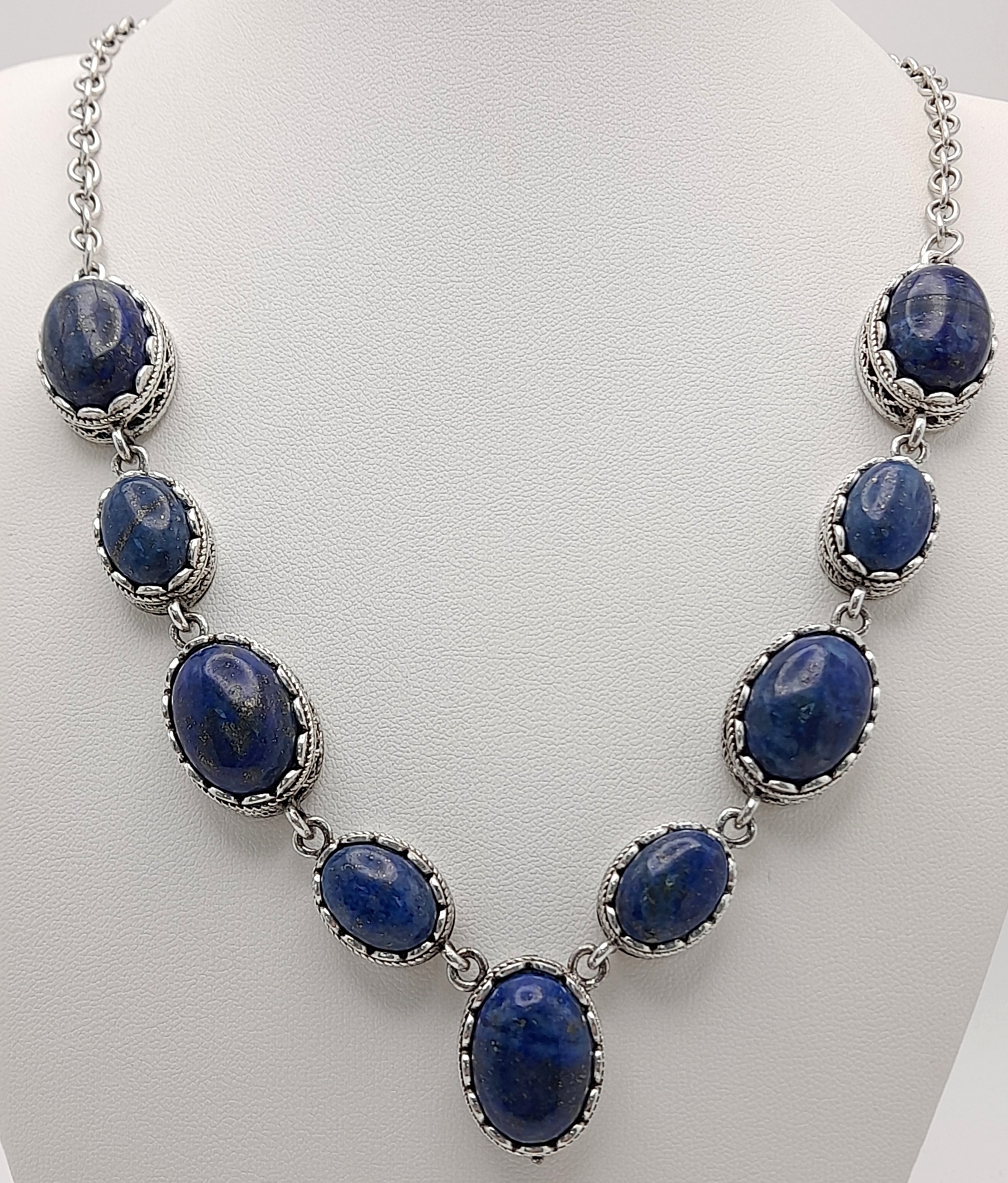 A Lapis Lazuli Jewellery Suite. Cabochon necklace, earrings and ring - size R. - Image 6 of 7