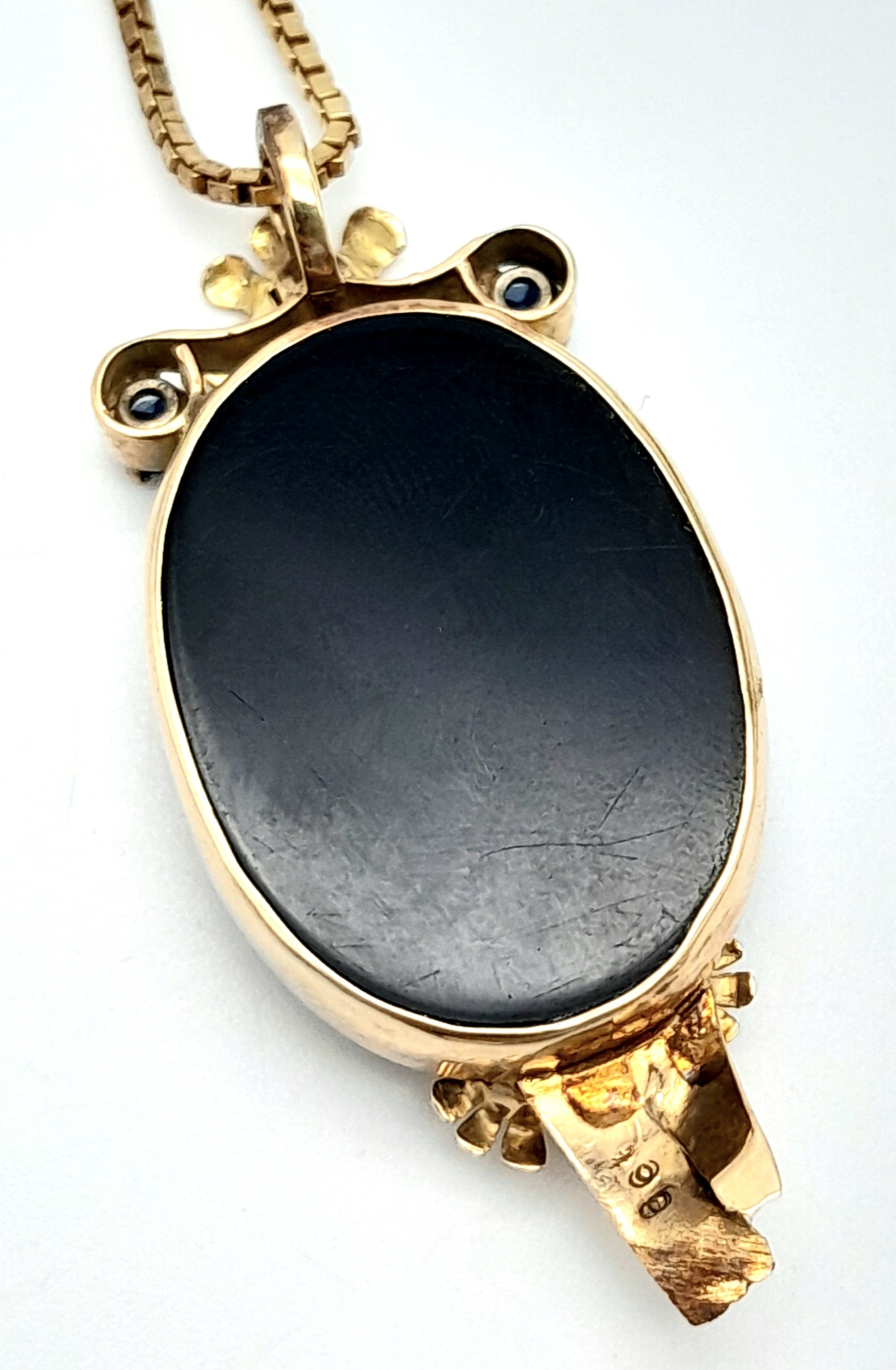 A Beautiful 9K Gold, Cameo Pendant with Sapphire and Diamond decoration on a 9K link chain. - Image 4 of 6