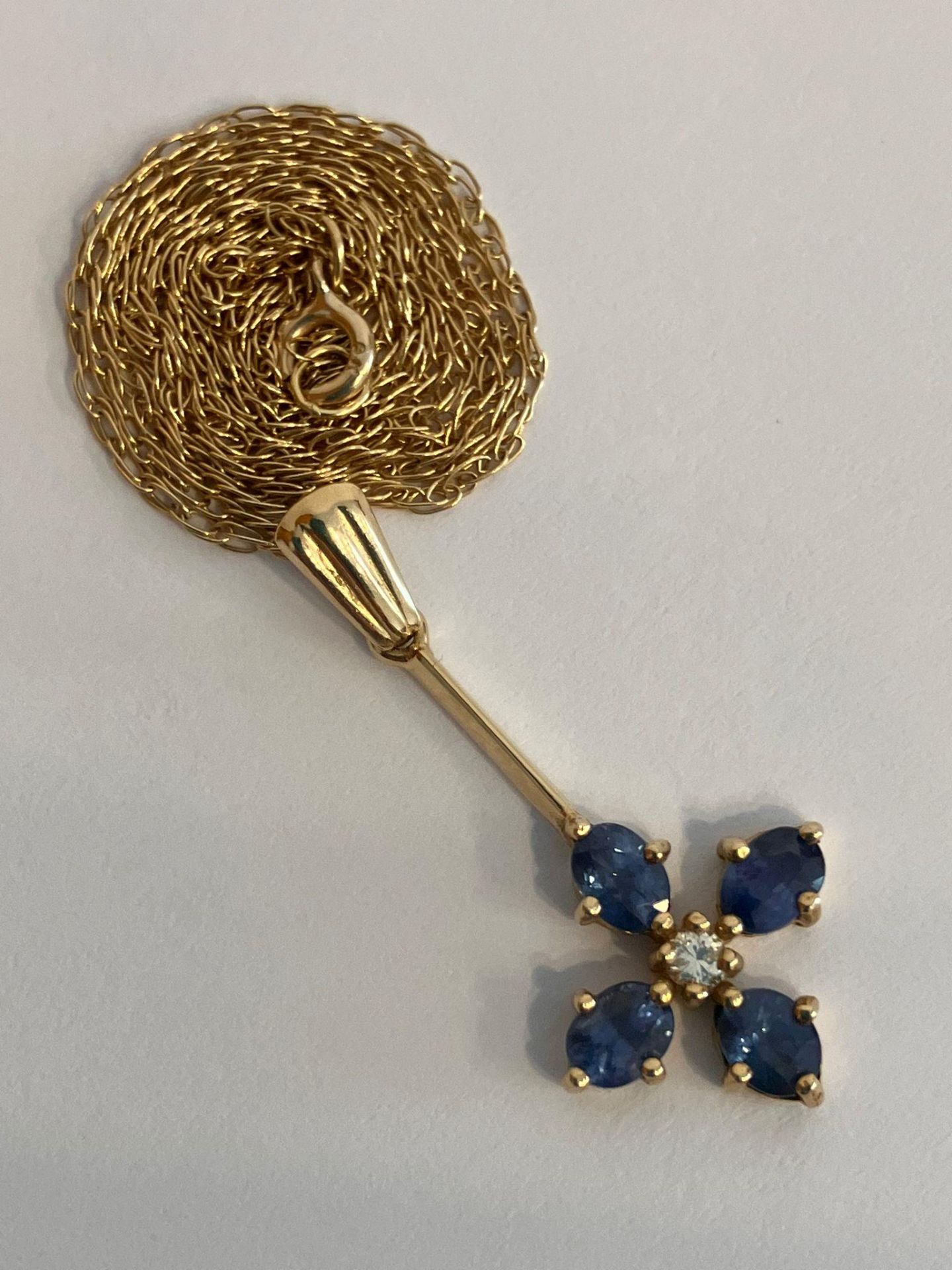 9 carat GOLD DIAMOND and SAPPHIRE PENDANT with 9 carat GOLD Chain. Pendant 2.75 Grams. Gold Chain 46 - Image 3 of 3