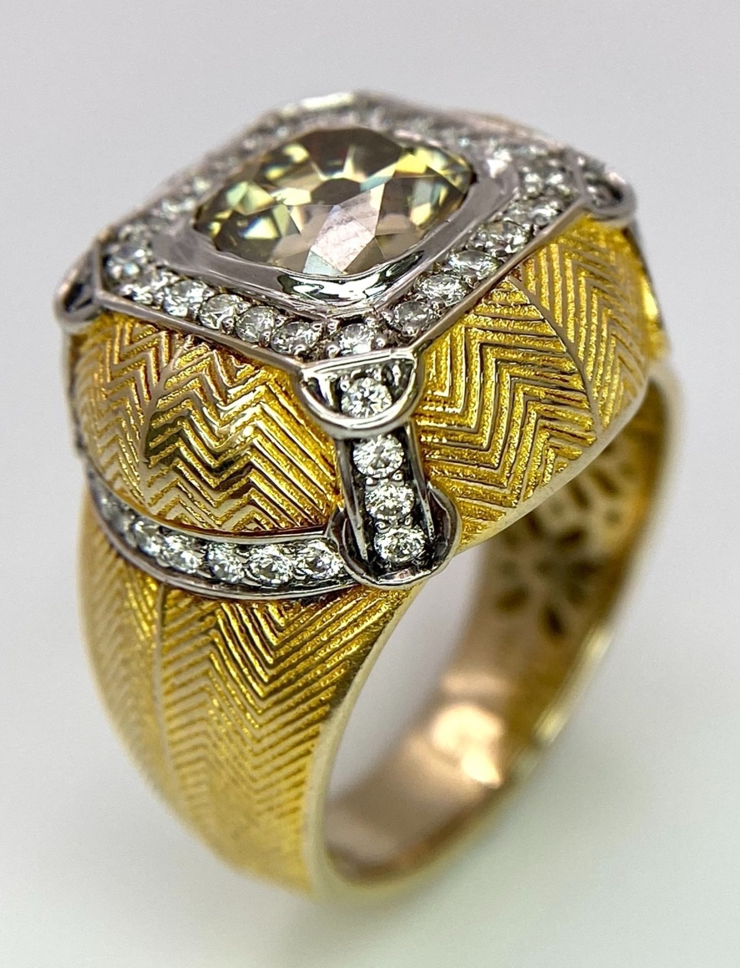 An 18K Yellow Gold Diamond Dress Ring. A 2.5ct central globular cut yellow diamond, with a round cut - Bild 8 aus 10