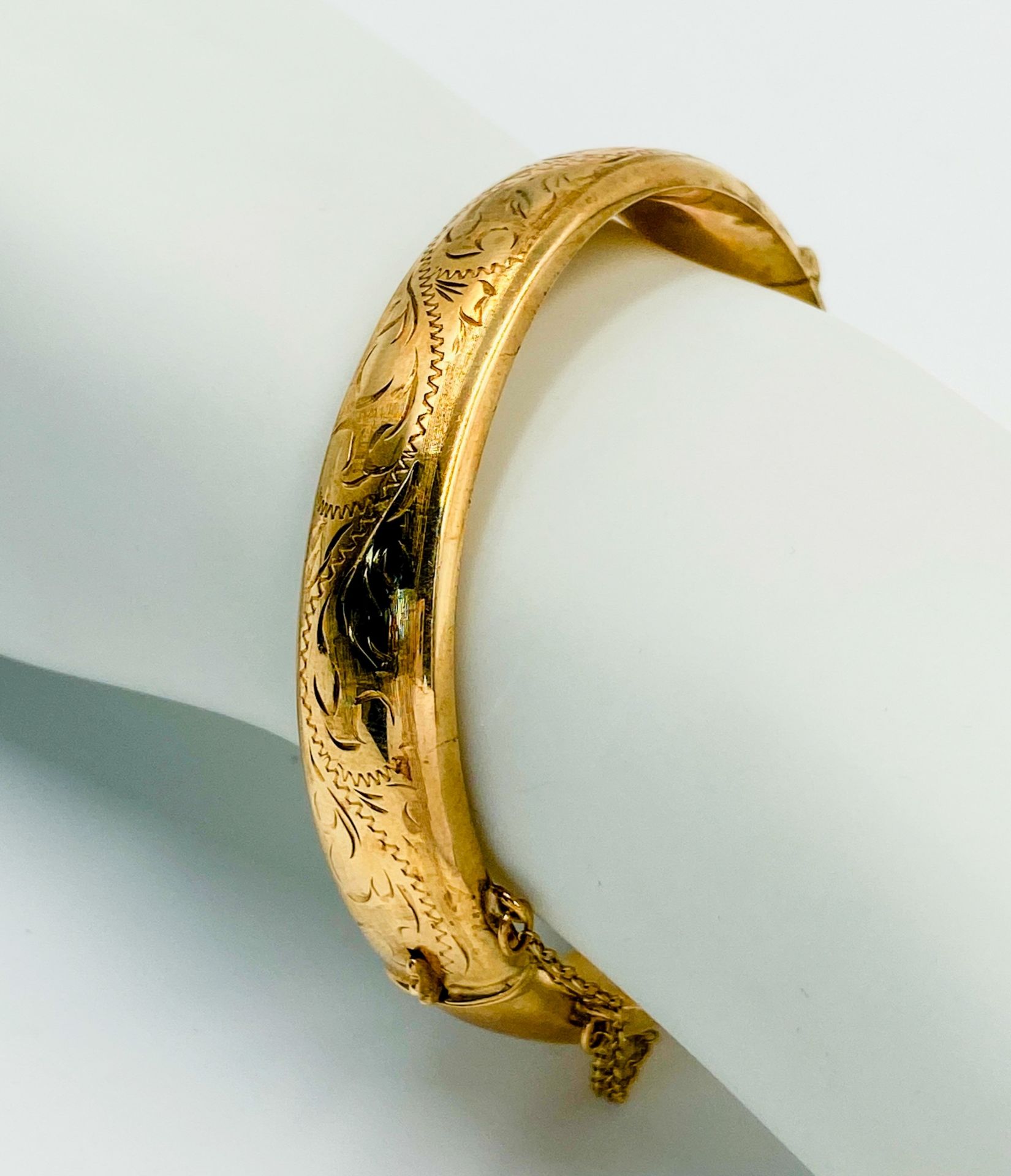 A 9 K yellow gold bangle with an engraved surface. hinge, clasp and safety chain in excellent - Image 4 of 5