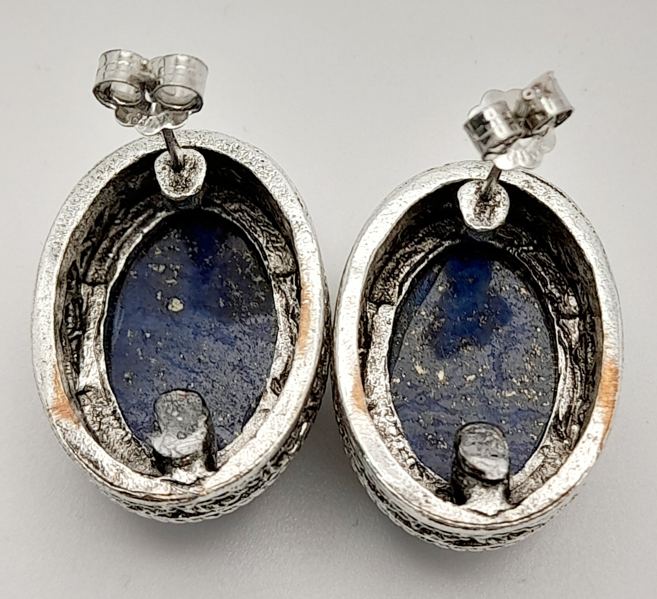 A Lapis Lazuli Jewellery Suite. Cabochon necklace, earrings and ring - size R. - Image 3 of 7