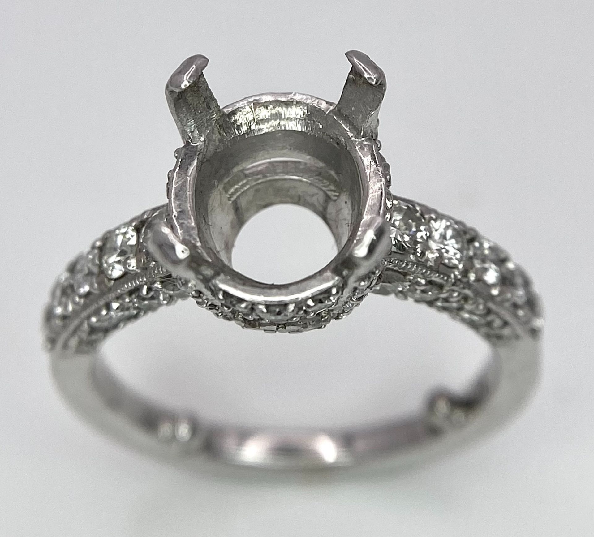 AN 18K WHITE GOLD 4 CLAW SINGLE STONE RING WITH DIAMOND SET BEZEL, SHOULDERS AND SIDES - Ready to - Bild 3 aus 6