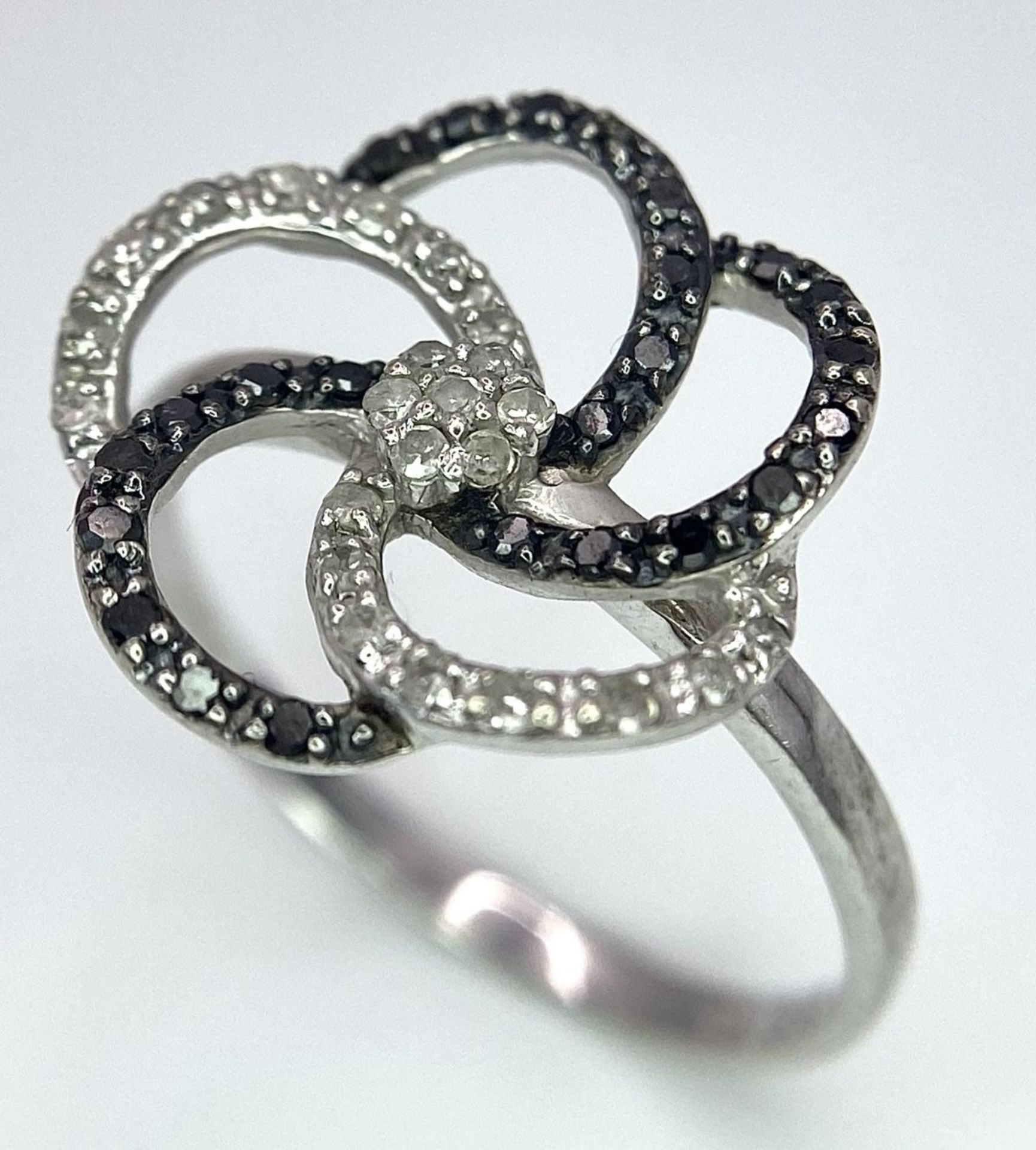 A 9K White Gold Black ad White Diamond Decorative Floral Ring. Size N. 2g total weight. - Image 5 of 7