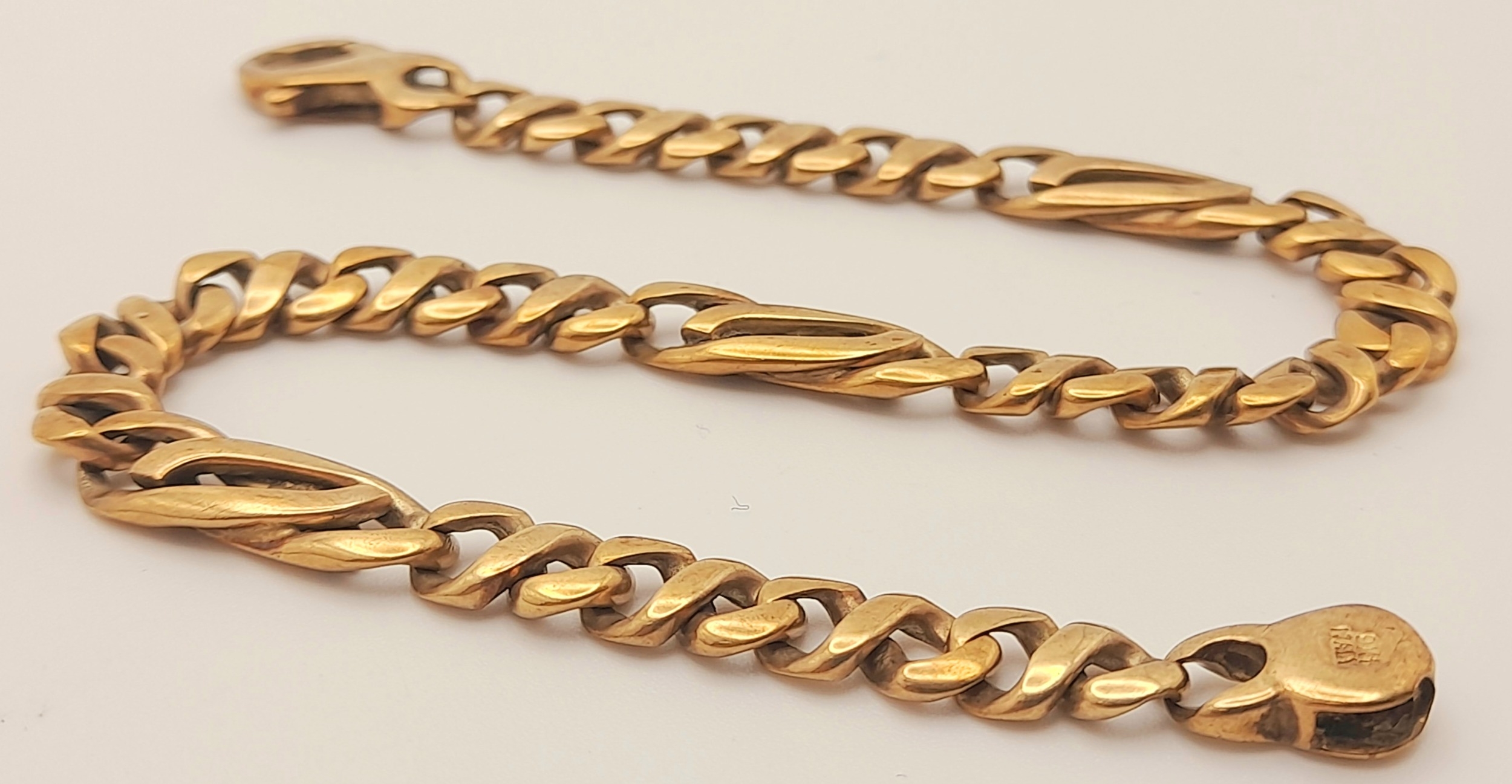 An Italian design, hand made, 9 K yellow gold fancy chain bracelet, length: 21.5 cm, weight: 17.2 g - Image 2 of 4