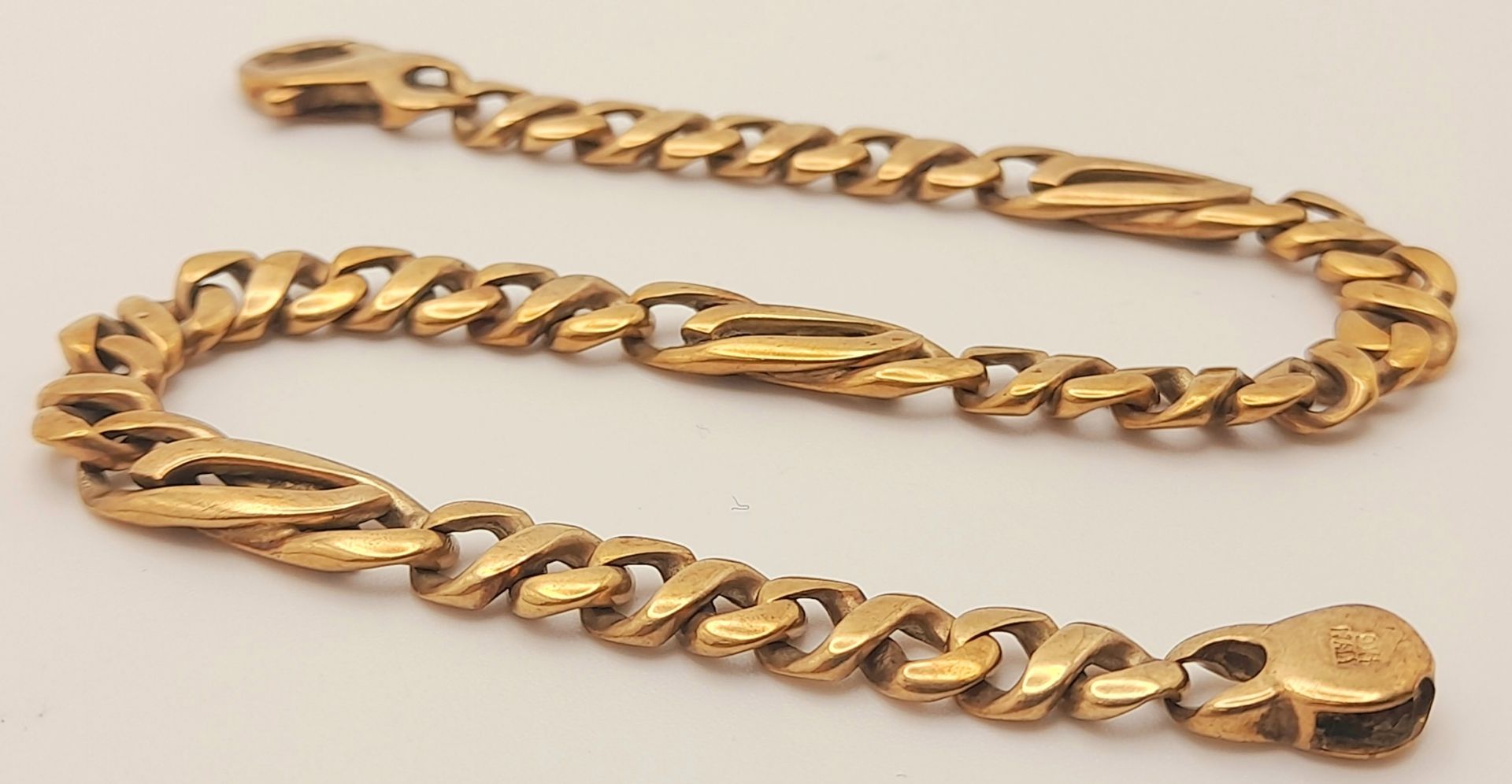 An Italian design, hand made, 9 K yellow gold fancy chain bracelet, length: 21.5 cm, weight: 17.2 g - Bild 2 aus 4