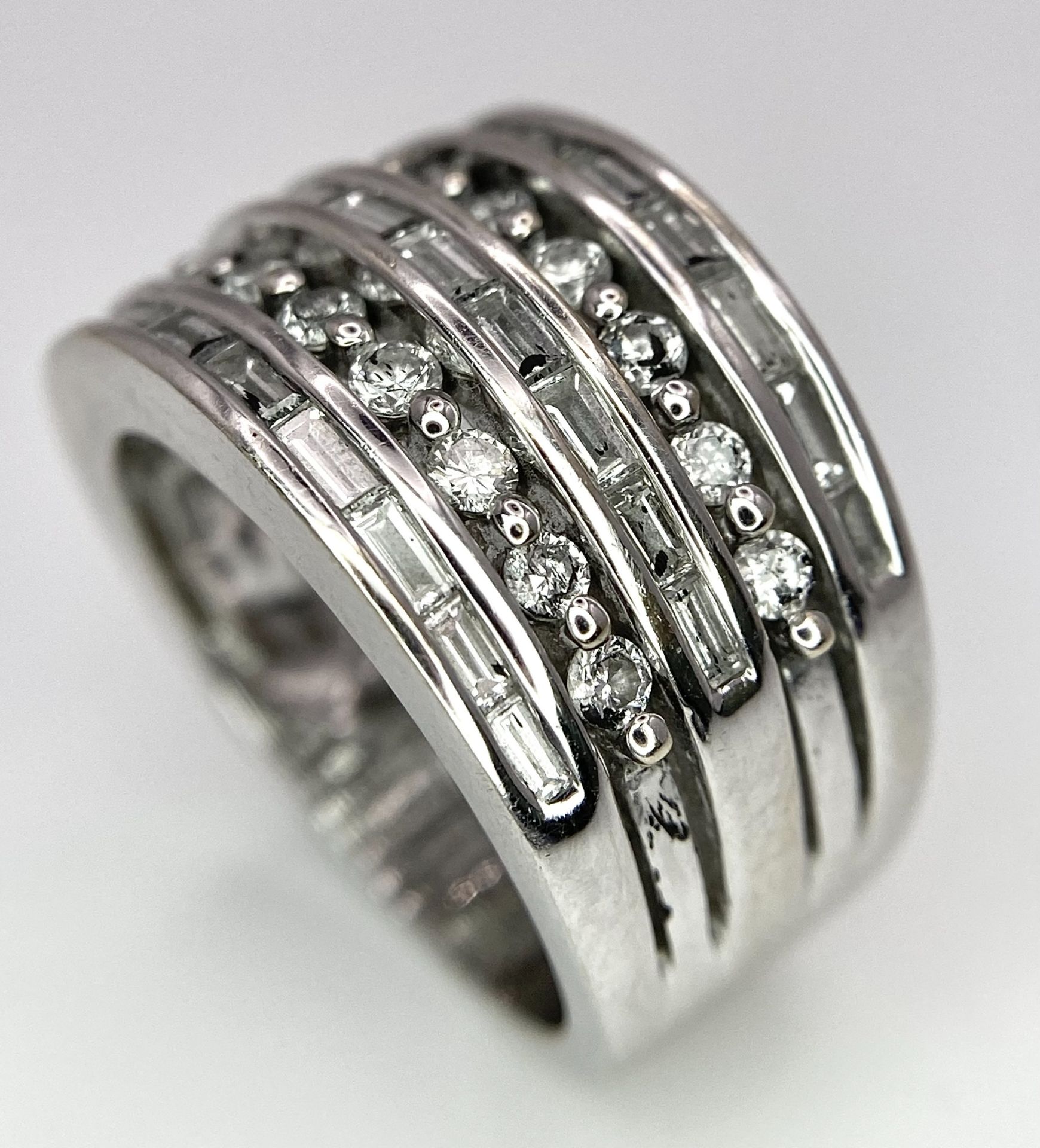 AN 18K WHITE GOLD 5 ROW DIAMOND RING. MIXTURE OF ROUND BRILLIANT CUTS AND BAGUETTE CUT DIAMONDS. - Image 4 of 9