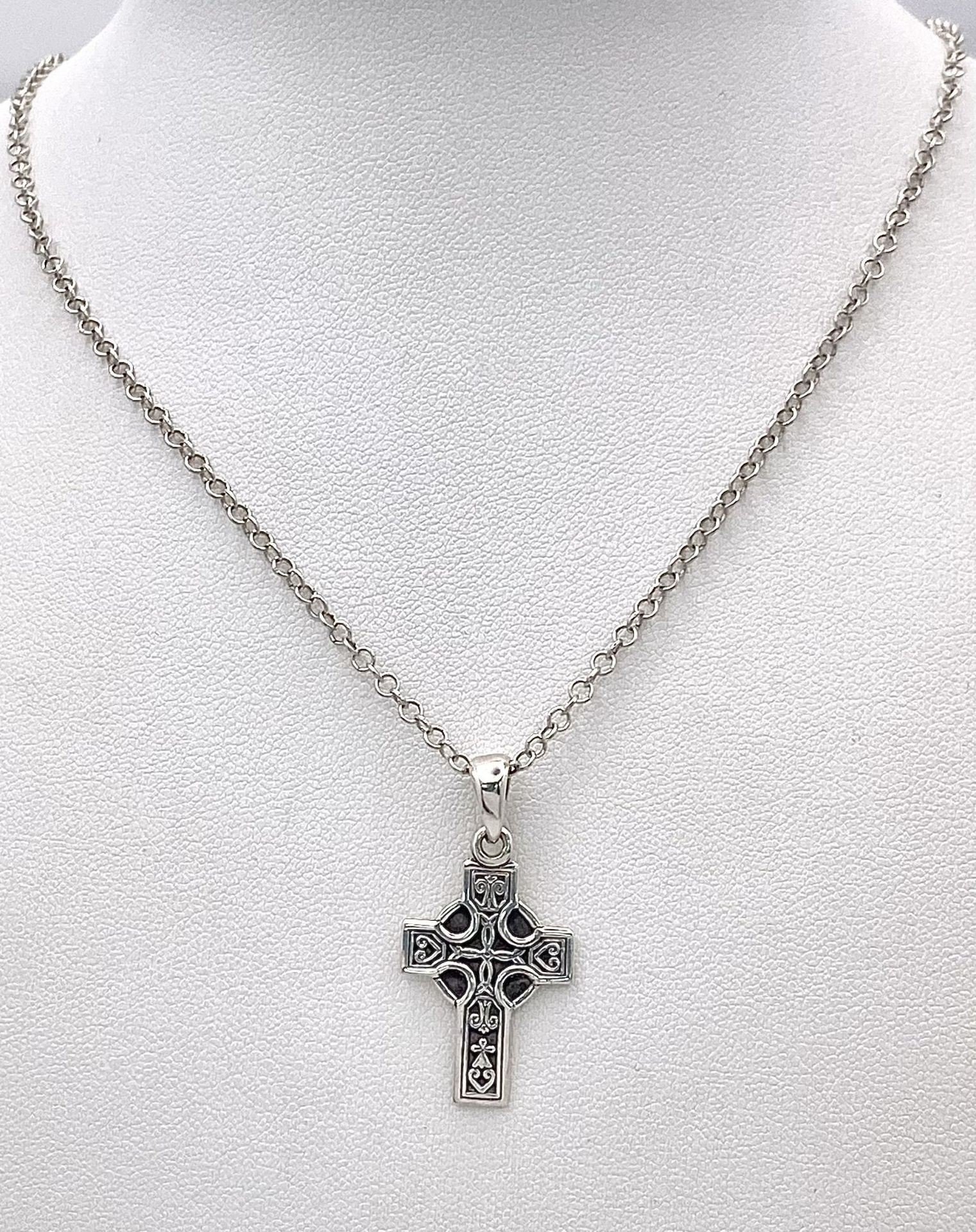 A SILVER CELTIC DESIGN CROSS PENDANT ON A 42cms SILVER CHAIN. 5.5gms - Image 2 of 9