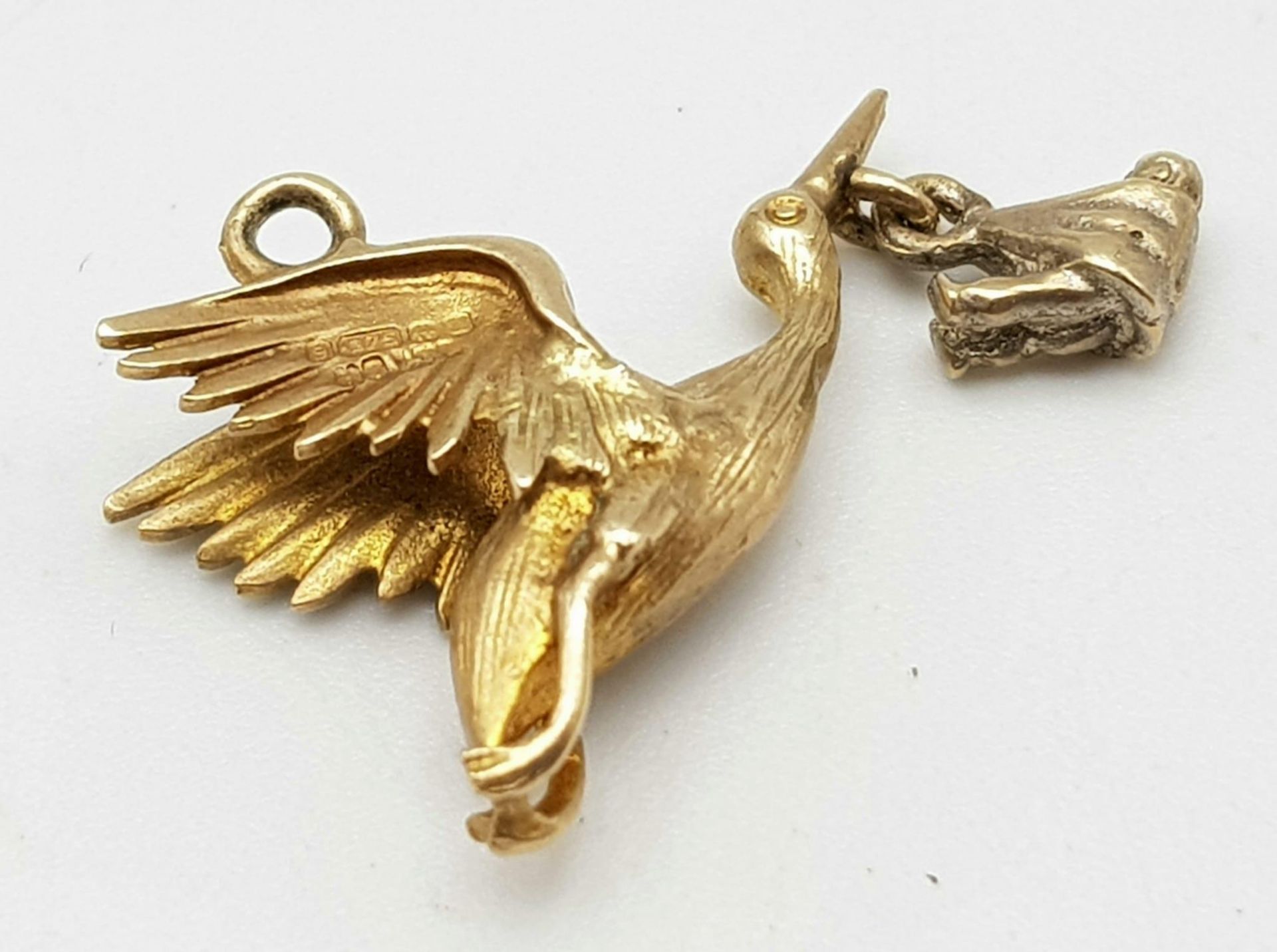 A 9K Yellow Gold Stork and Baby Pendant/Charm. 25mm. 2.35g weight. - Image 2 of 4