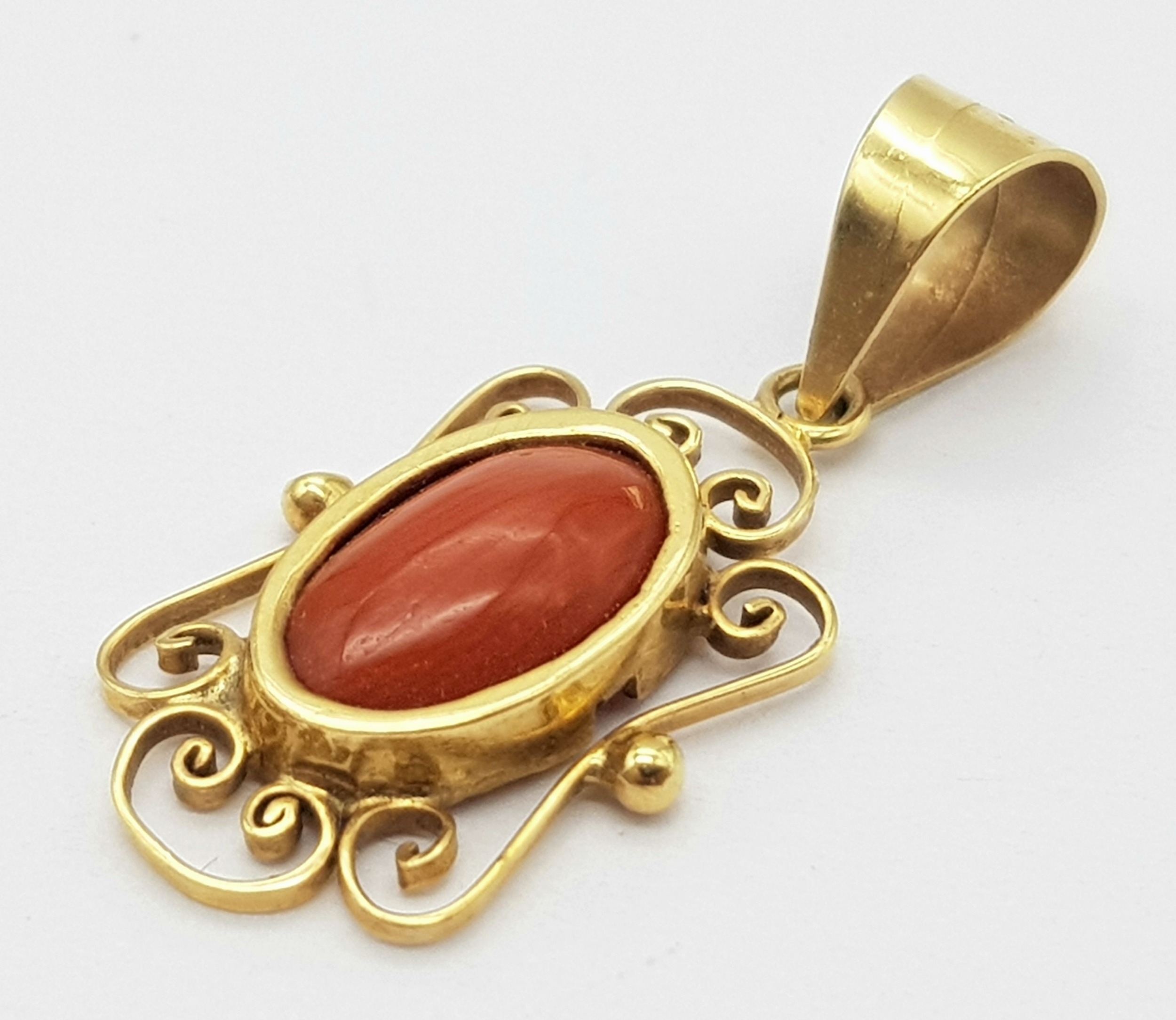 A 18ct Yellow Gold (tested as) Carnelian Fancy Pendant, 10mmx6mm carnelian, 1.4g weight, approx 26mm