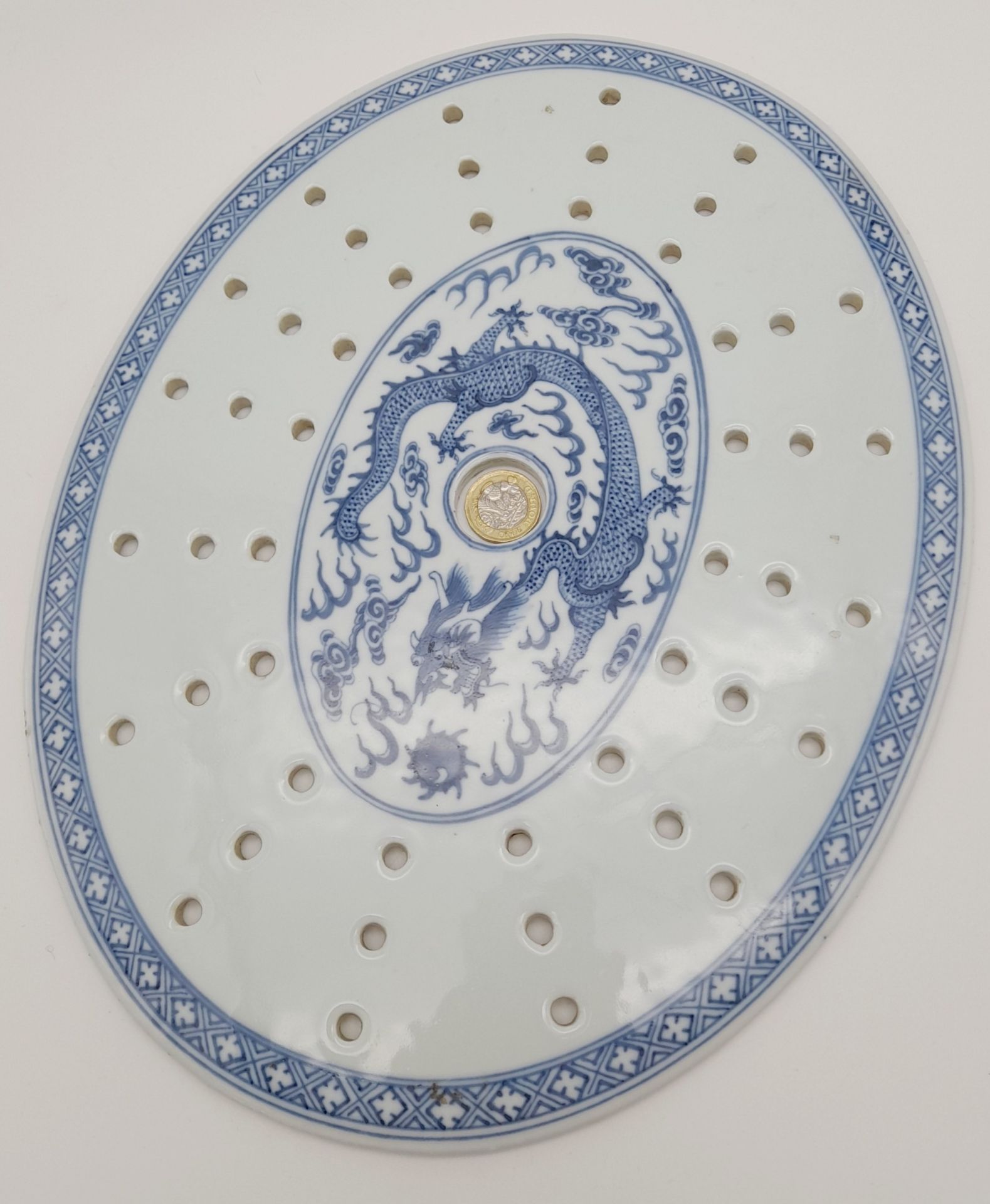 A Chinese Blue and White Oval Strainer Dish. 34cm x 27cm - Bild 5 aus 5