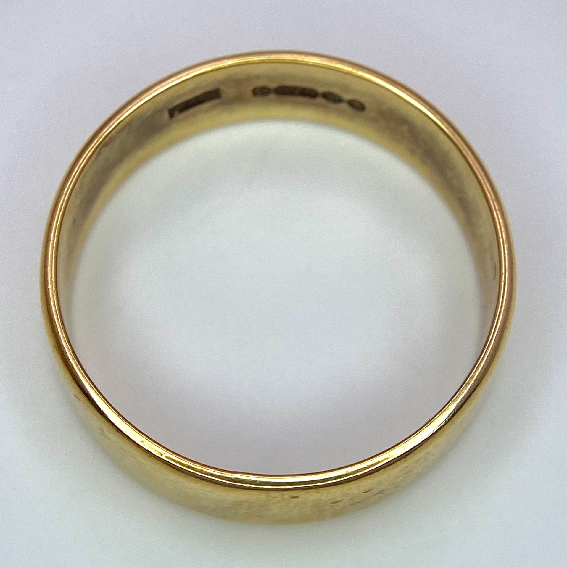 A Vintage 9K Yellow Gold Band Ring. 5mm width. 3.6g weight. Full UK hallmarks. - Image 4 of 6