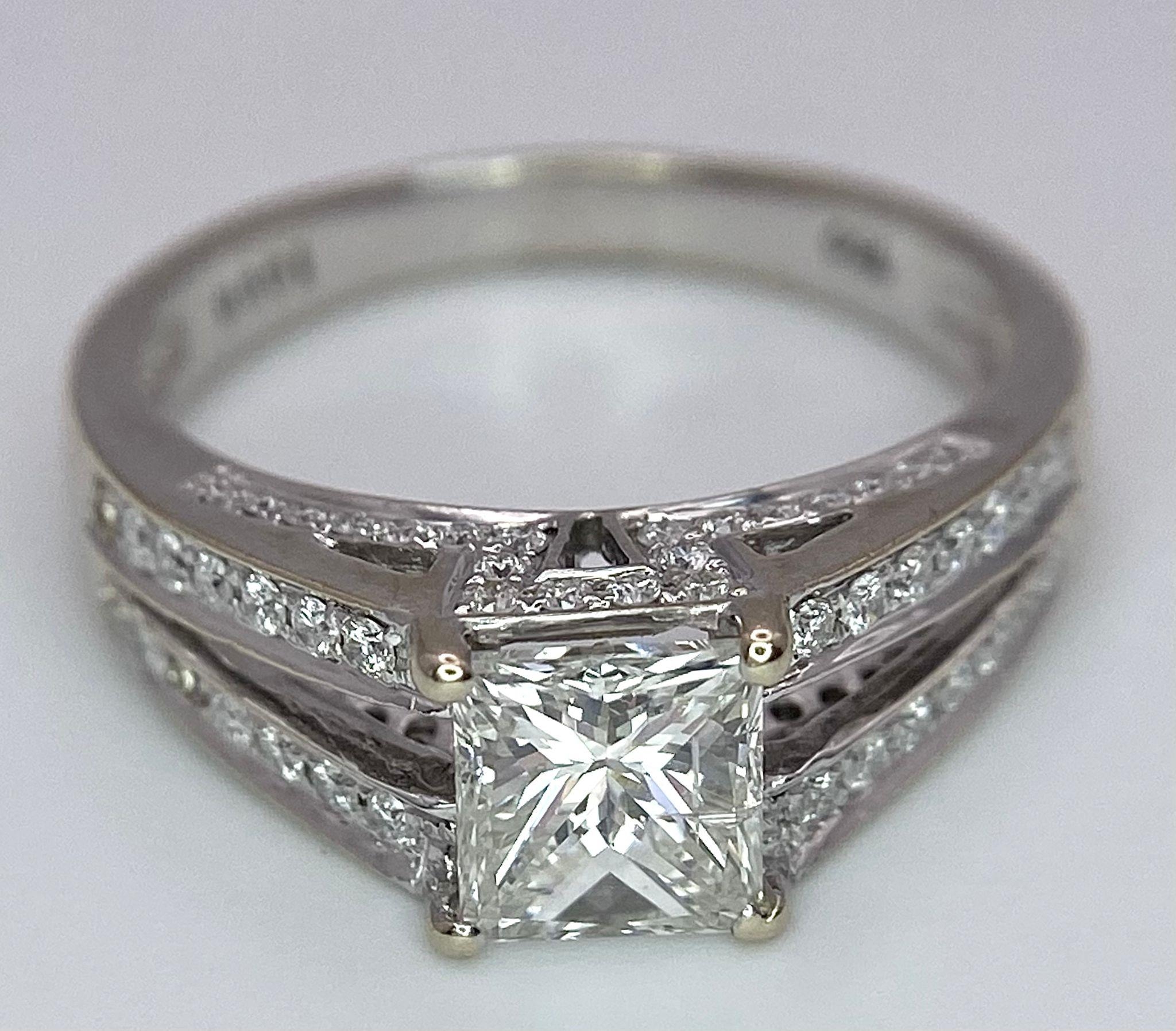 An 18K White Gold Diamond Ring. Central VS2 1ct Princess Cut Near White Diamond with Round Cut - Bild 7 aus 10