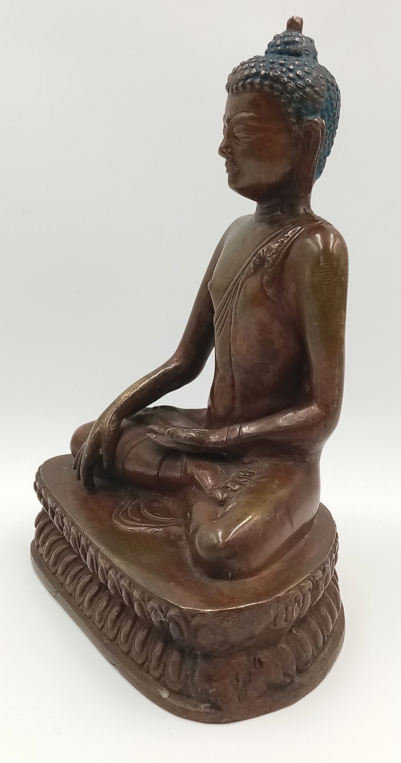 A Chinese Bronze Seated Buddha Figure. 20cm tall. 16cm width. - Image 2 of 4
