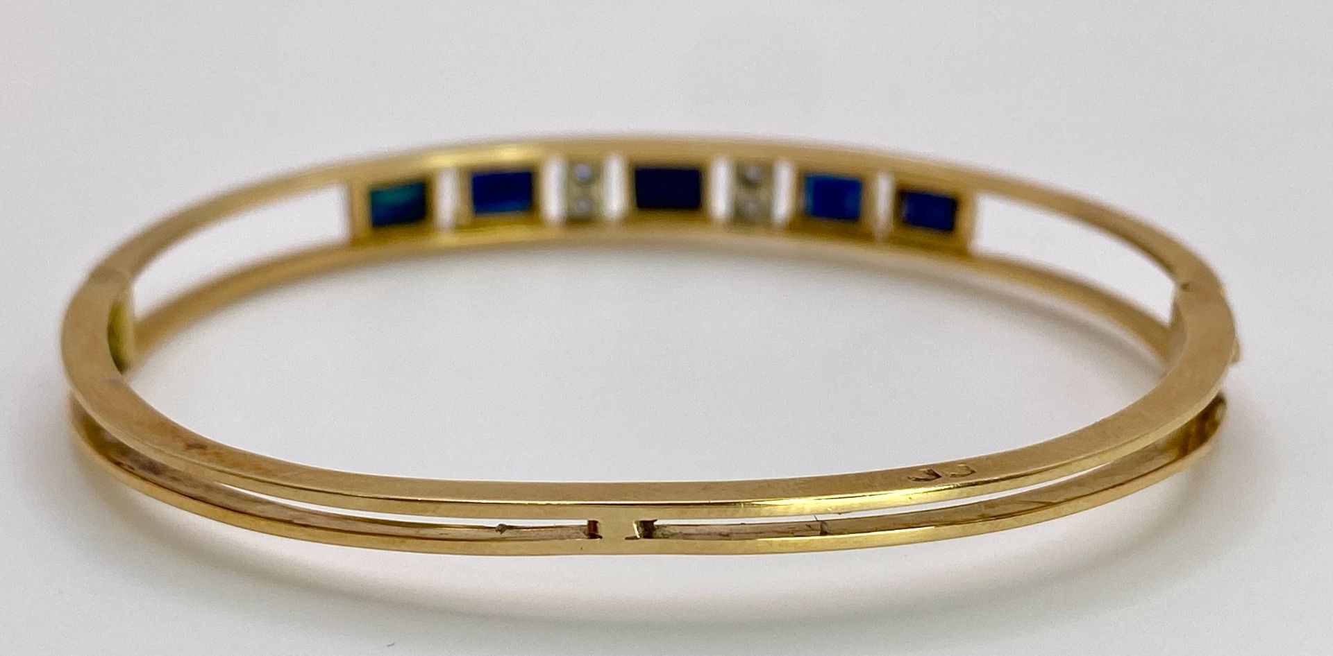 A 14K (TESTED AS) YELLOW GOLD BANGLE SET WITH 5 SAPPHIRES AND 4 DIAMONDS, 6CM DIAMETER, 15.9G (DIA: - Image 3 of 6