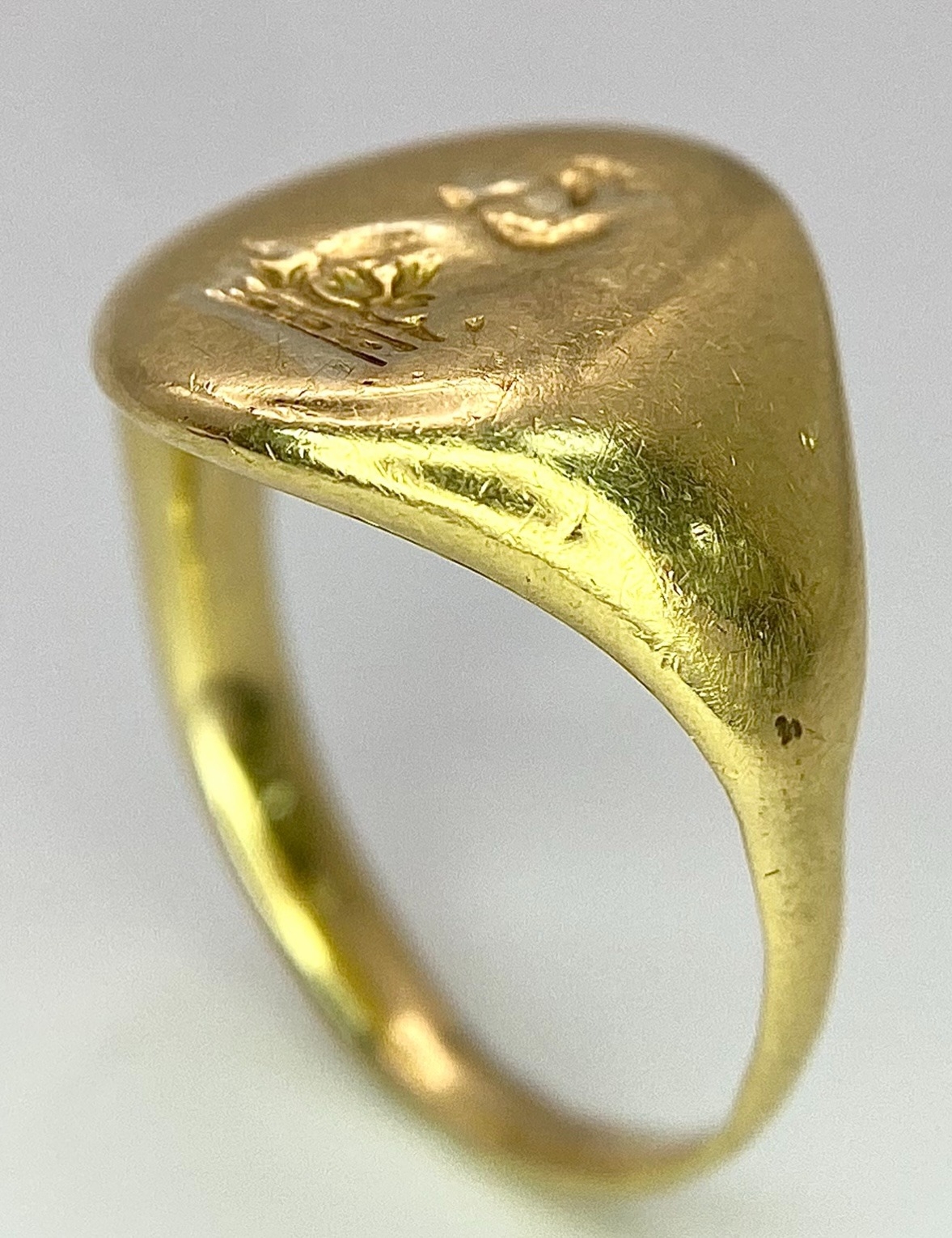 AN 18K YELLOW GOLD VINTAGE SEAL ENGRAVED SIGNET RING. Size K, 7.8g total weight. Ref: SC 8060 - Image 6 of 9