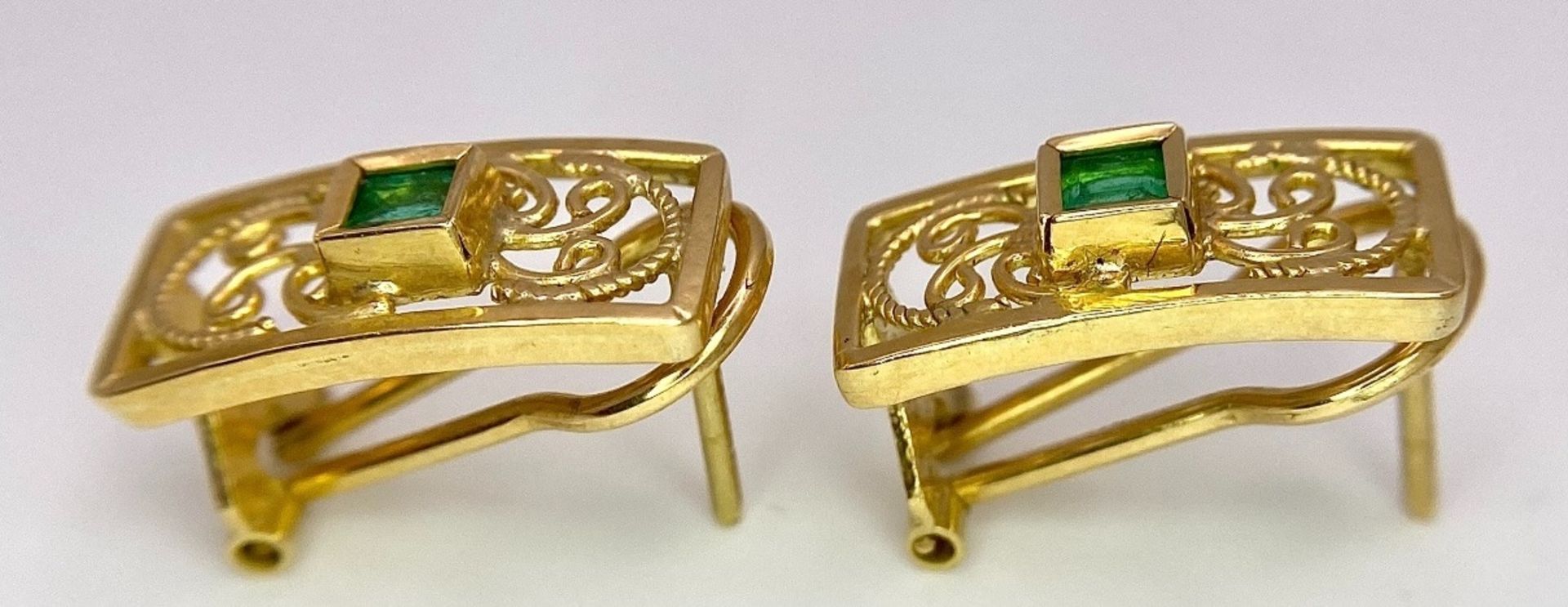 A Pair of 18K Yellow Gold and Emerald Earrings. Clip clasp with pierced decoration. 17mm. 3.9g total - Bild 4 aus 7
