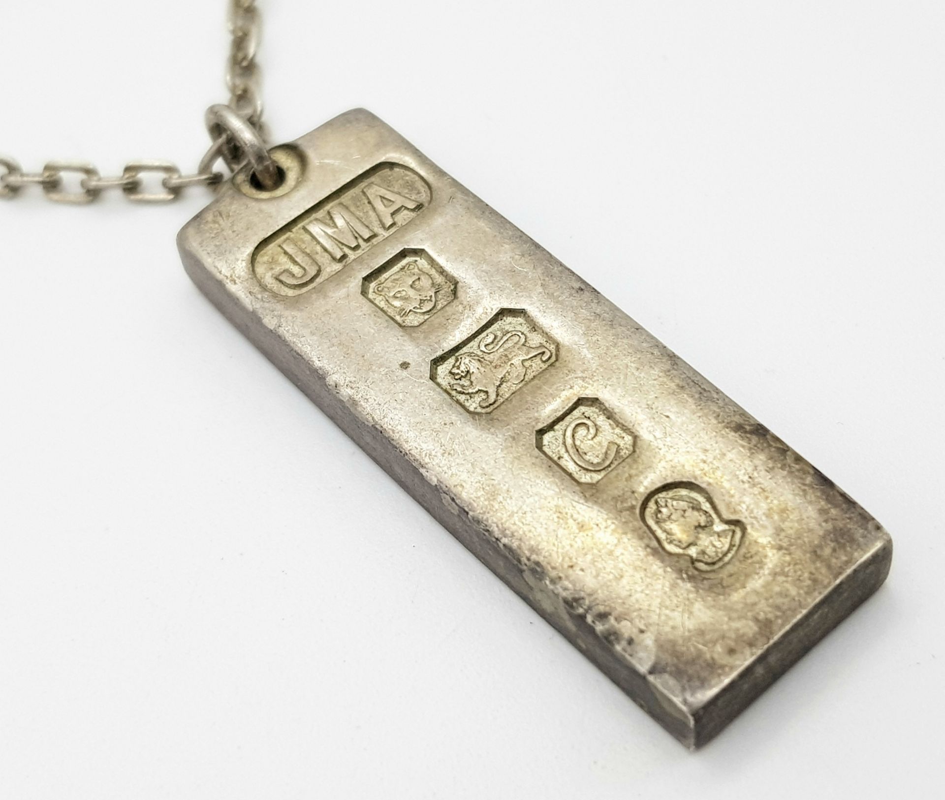 A Vintage Queen Elizabeth II Sterling Silver Jubilee Ingot on a Silver Chain. 4cm and 62cm. 38g - Image 2 of 4