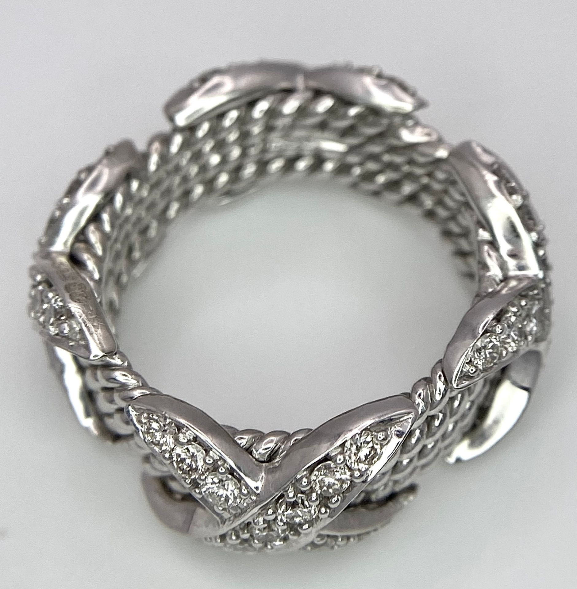 A 9K WHITE GOLD FANCY DIAMOND KISS RING. 0.80ctw, Size K, 6.6g total weight. Ref: SC 8051 - Bild 6 aus 6