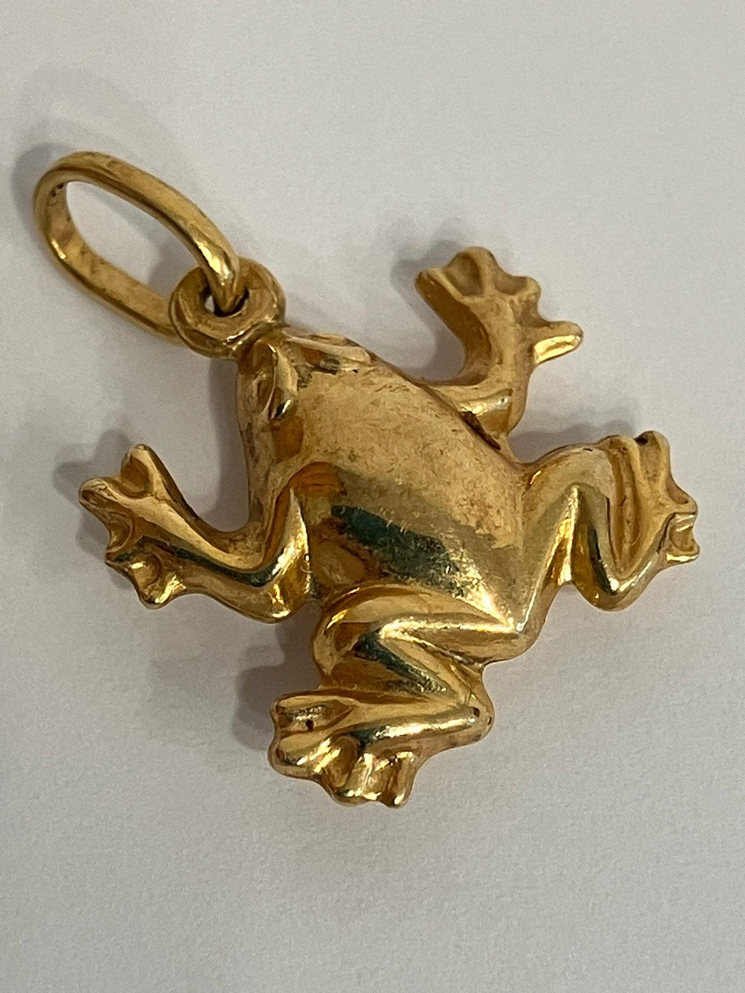 9 carat GOLD, FROG CHARM. 1.04 grams.