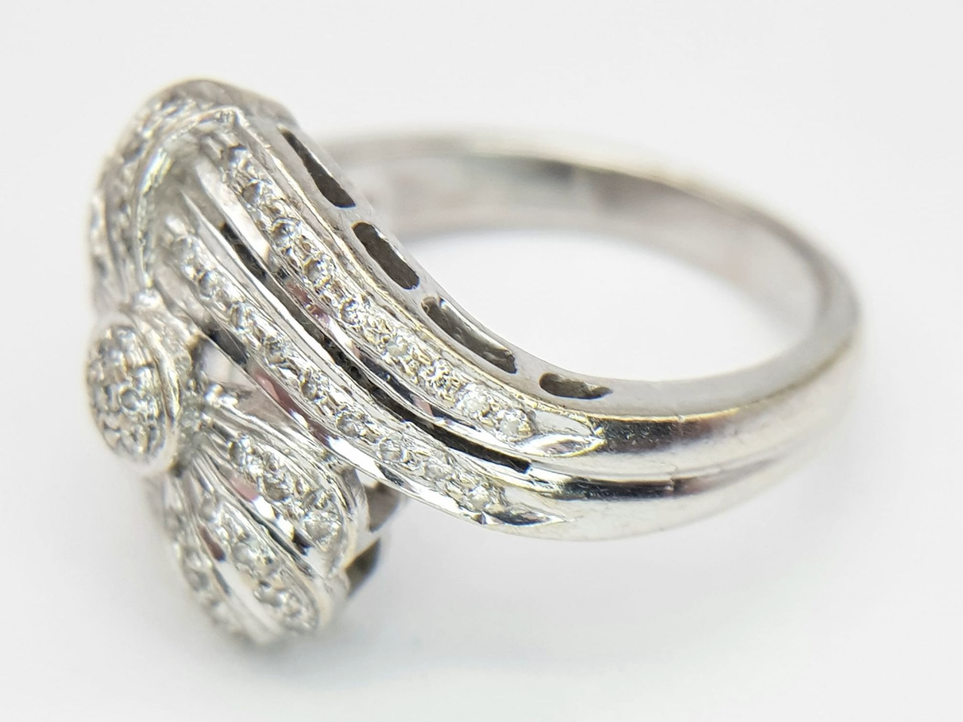 An 18K White Gold Diamond Fancy Crossover Ring. Two encrusted diamond crossover waves meet at the - Bild 3 aus 5