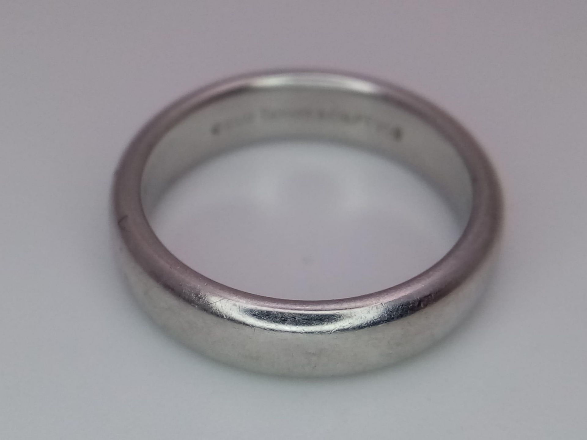Tiffany and Co Platinum 4mm rounded band ring. 8.2g. Size K. - Bild 3 aus 4