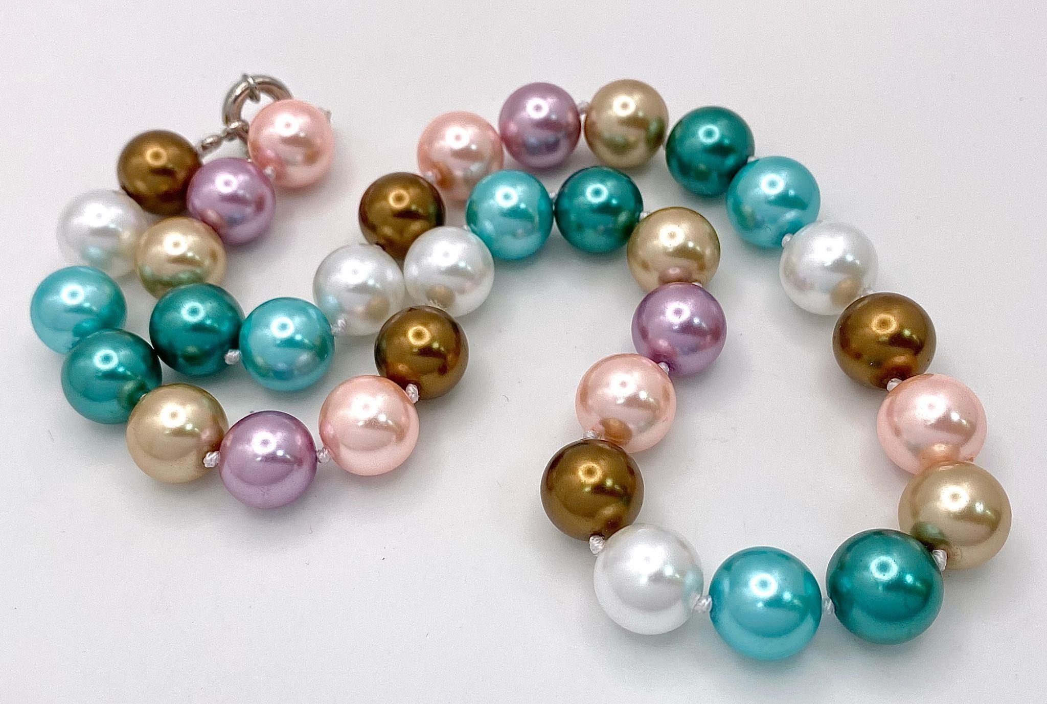 A Vibrant Multi-Coloured South Sea Pearl Shell Bead Necklace. 12mm beads. 42cm necklace length. - Image 2 of 3