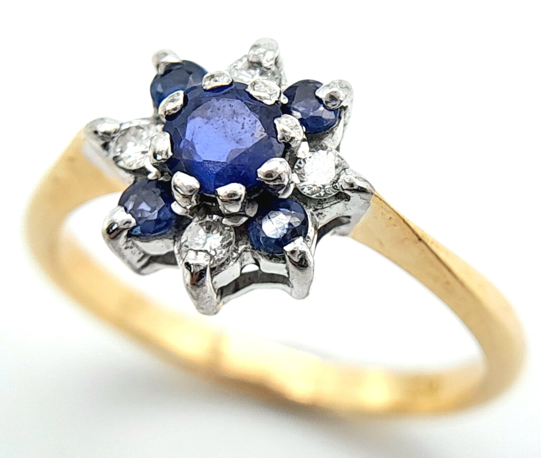AN 18K YELLOW GOLD DIAMOND AND SAPPHIRE CLUSTER RING. 3.3G. SIZE L - Image 3 of 6