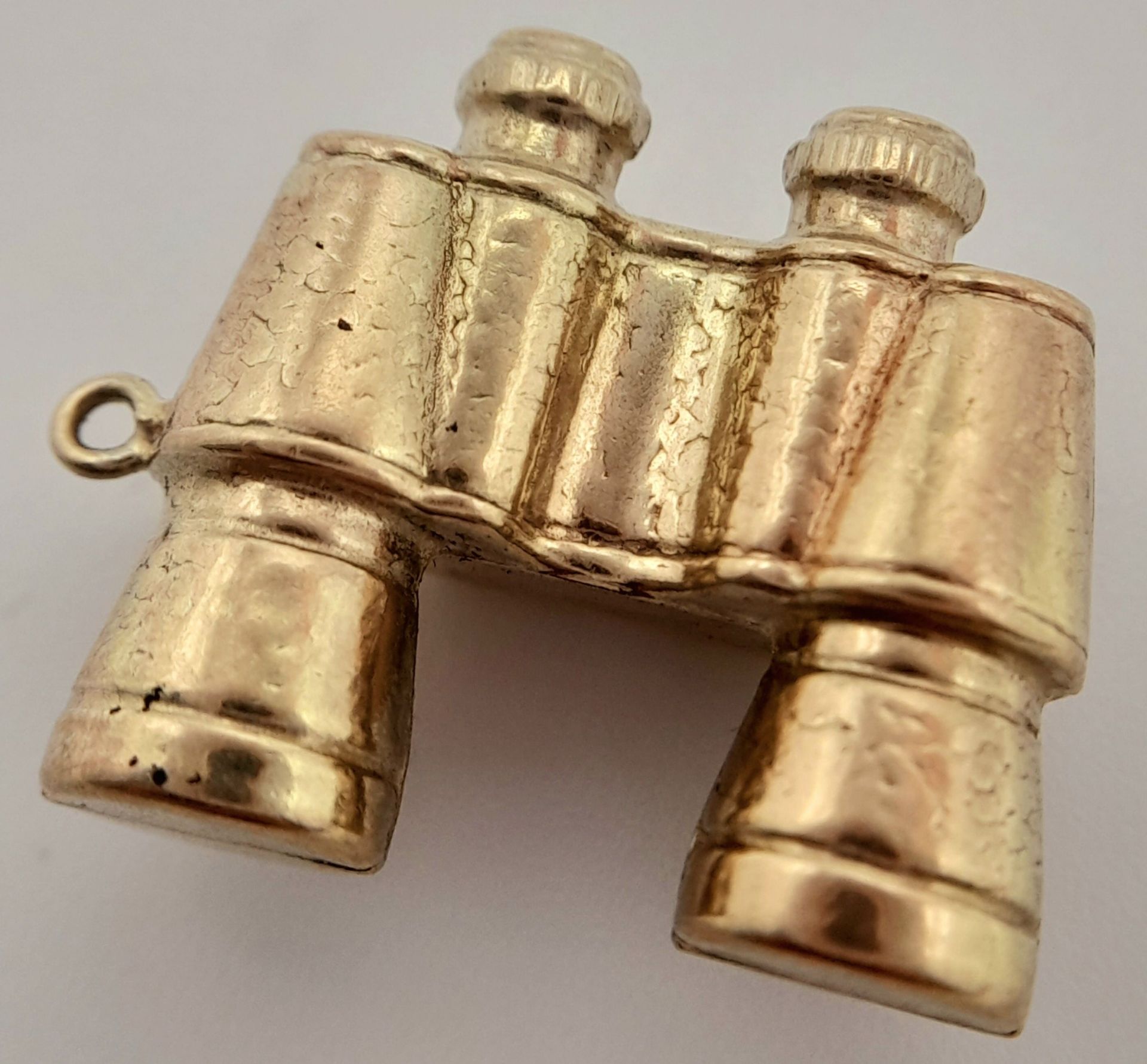 A 9K YELLOW GOLD BINOCULARS CHARM. 2.1cm length, 1.8g weight. Ref: SC 8041 - Image 2 of 6