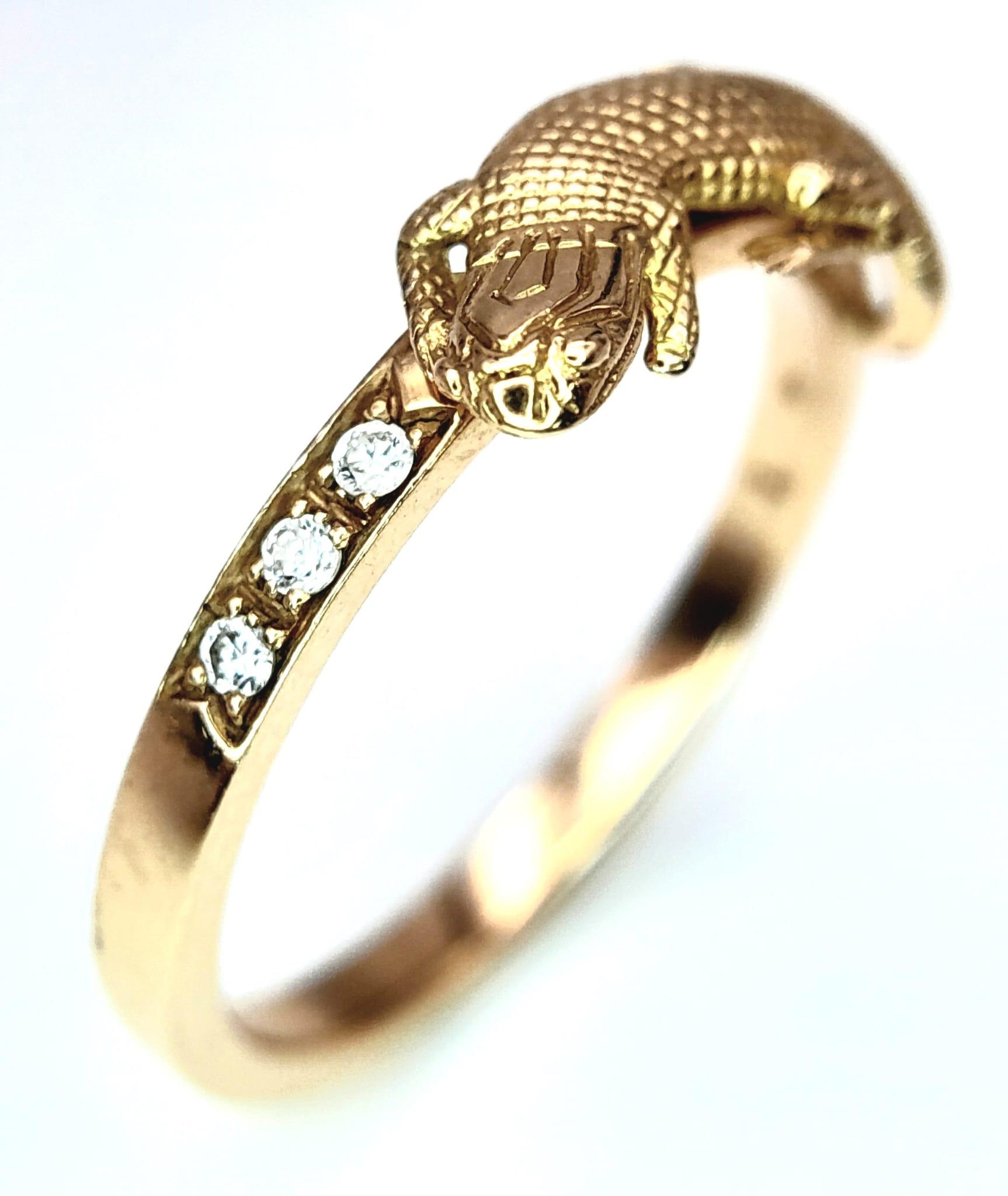 AN 18K YELLOW GOLD, THEO FENNELL (DESIGNER) DIAMOND SET LIZARD RING. 3G. SIZE M - Bild 2 aus 6