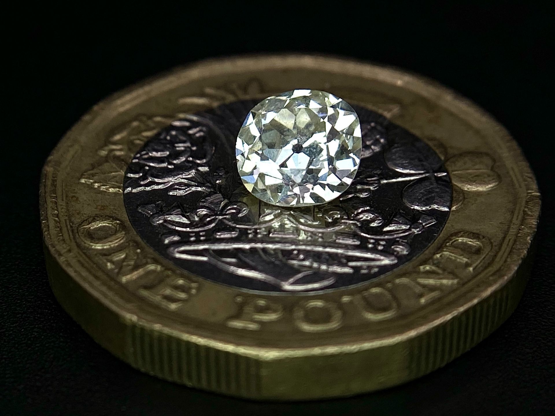 AN OLD CUT/EUROPEAN CUT LOOSE DIAMOND. 0.88ct, lovely clarity. 5.5mm diameter. Ref: 7420 - Bild 4 aus 4
