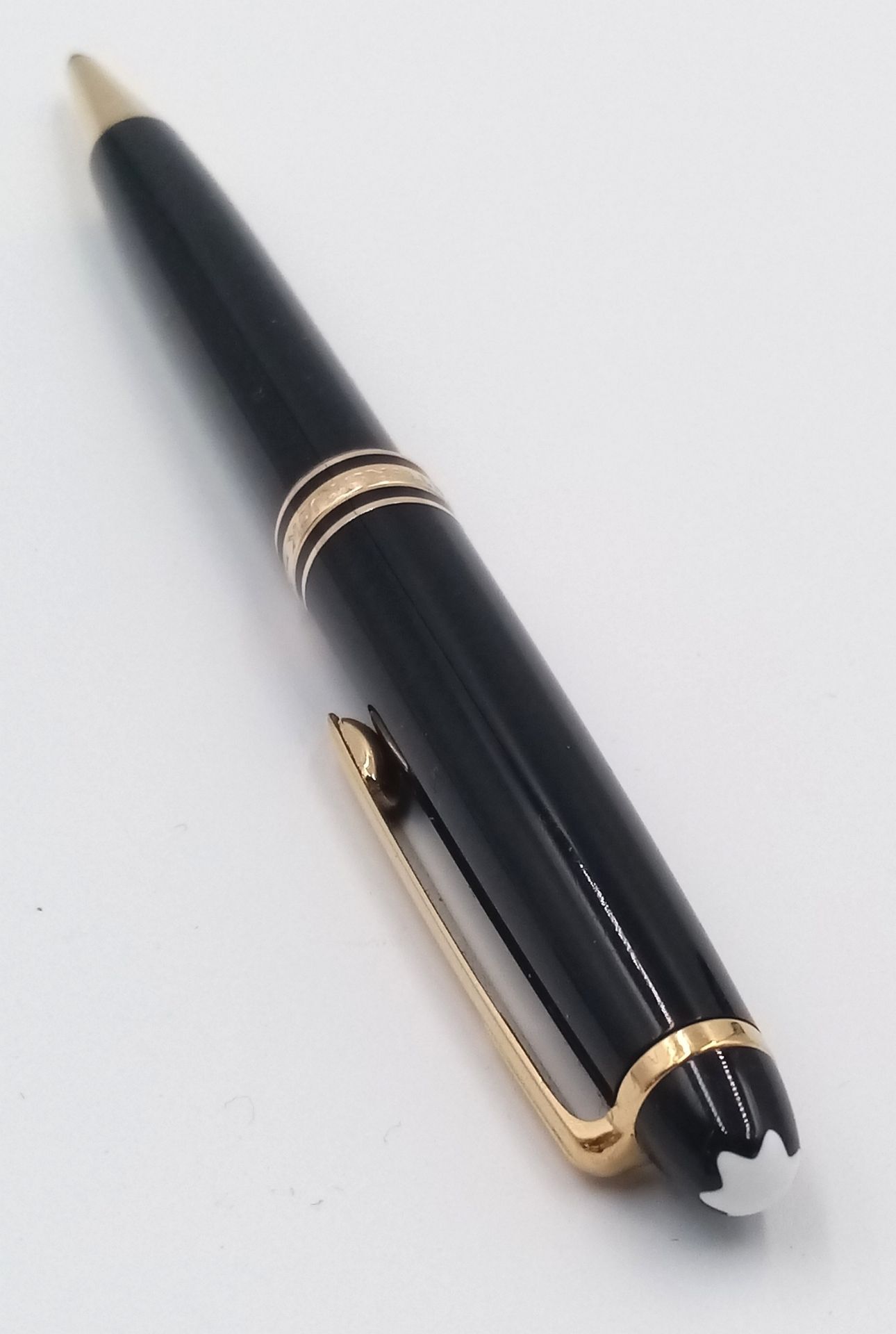 A MONT BLANC ROLLERBALL PEN - BLACK AND GOLD FINISH. - Bild 2 aus 4