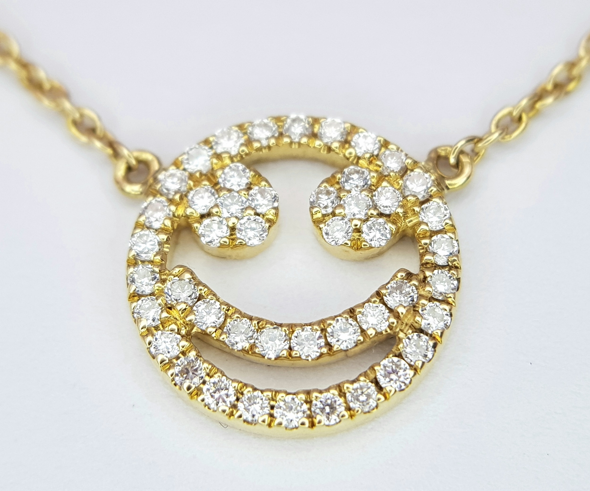 An 18K Gold Diamond Smiley Face Pendant on an 18K Yellow Gold Disappearing Necklace. 1cm diameter - Image 6 of 7