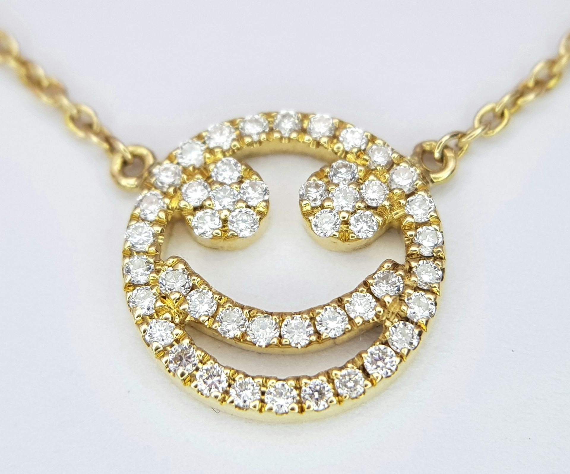 An 18K Gold Diamond Smiley Face Pendant on an 18K Yellow Gold Disappearing Necklace. 1cm diameter - Bild 6 aus 7