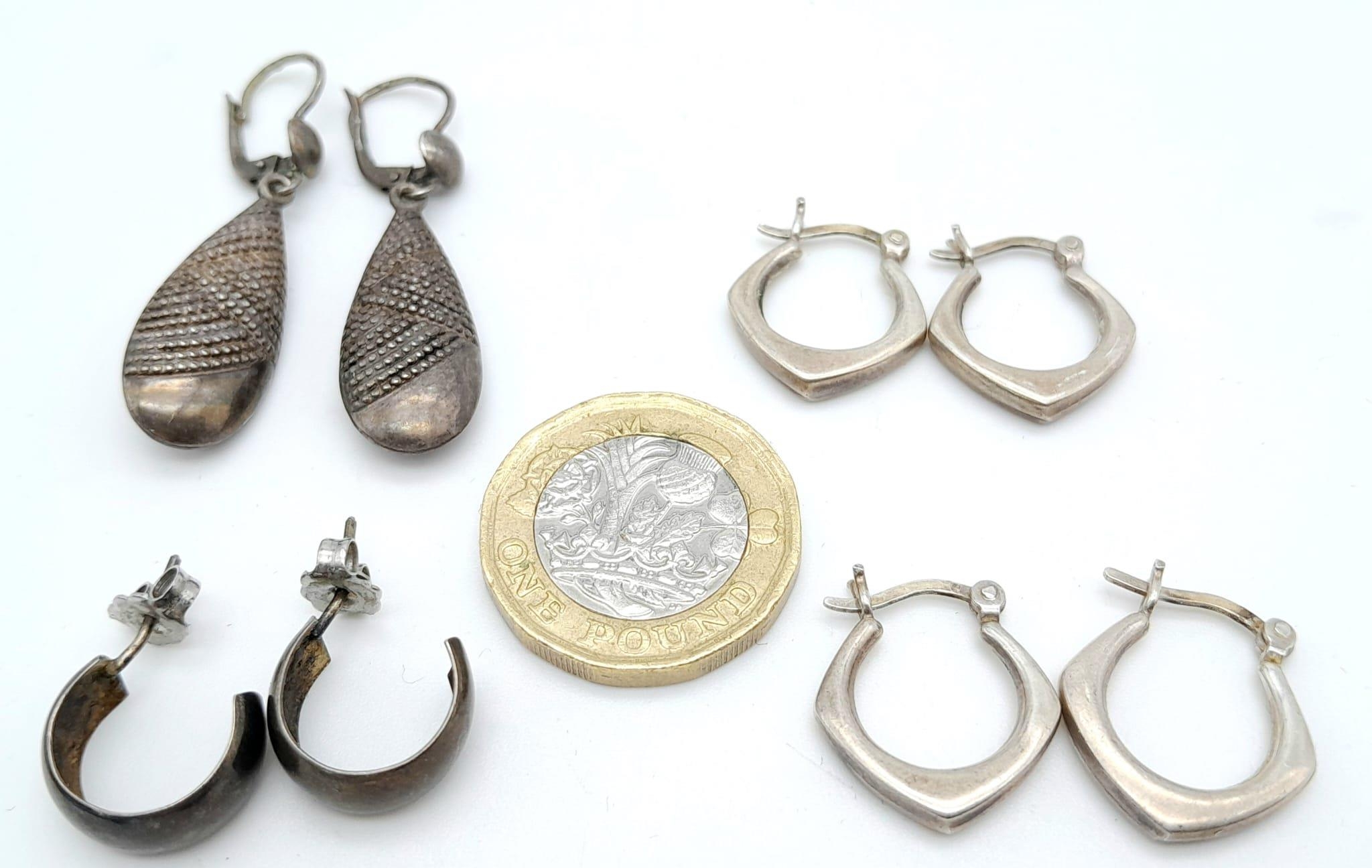 A collection of 4 vintage stylish pairs of silver earrings with various designs. Total weight 10.2G. - Image 2 of 4