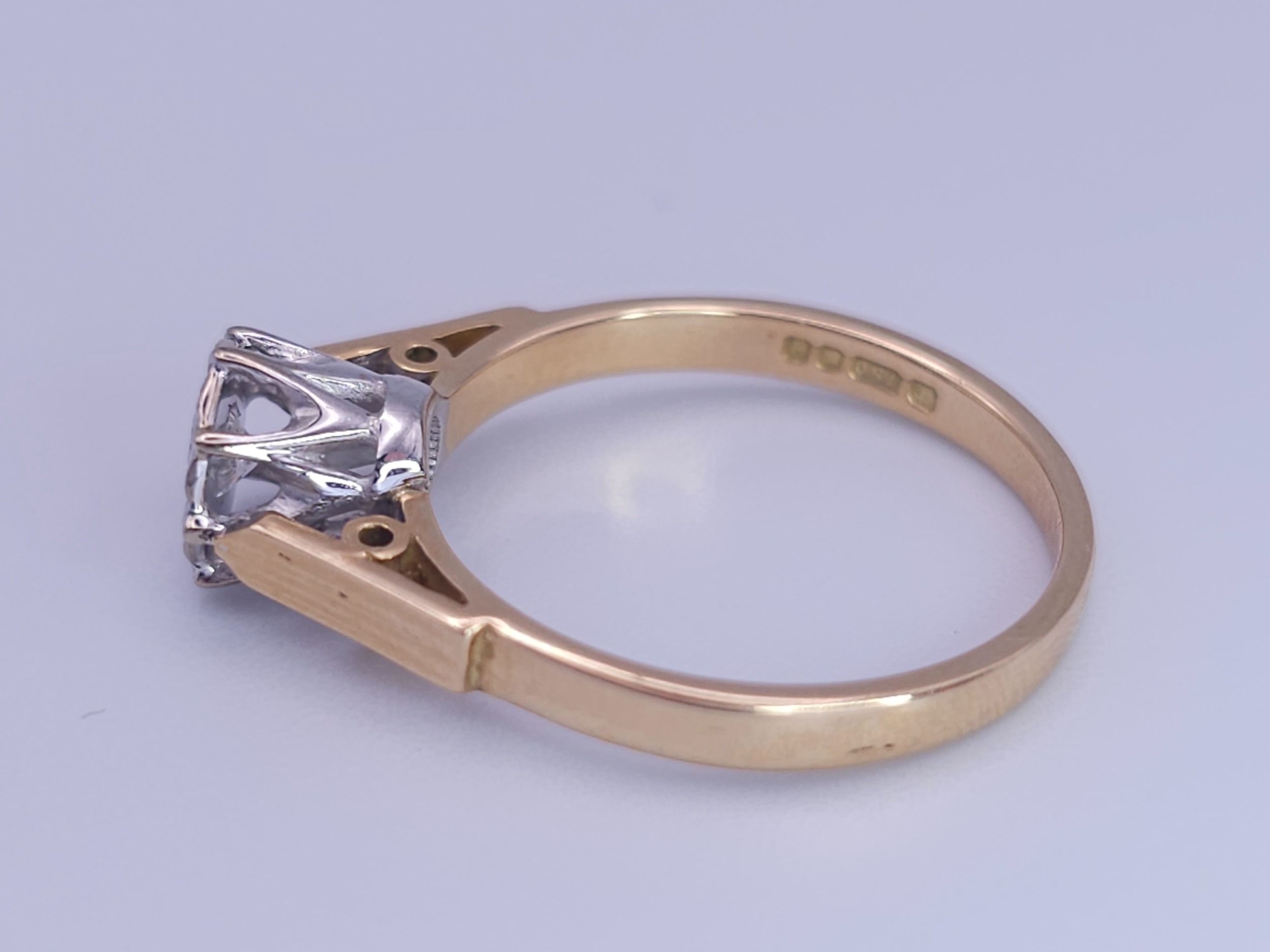 AN 18K YELLOW GOLD DIAMOND SOLITAIRE RING. 3.4G. SIZE O. - Image 3 of 7